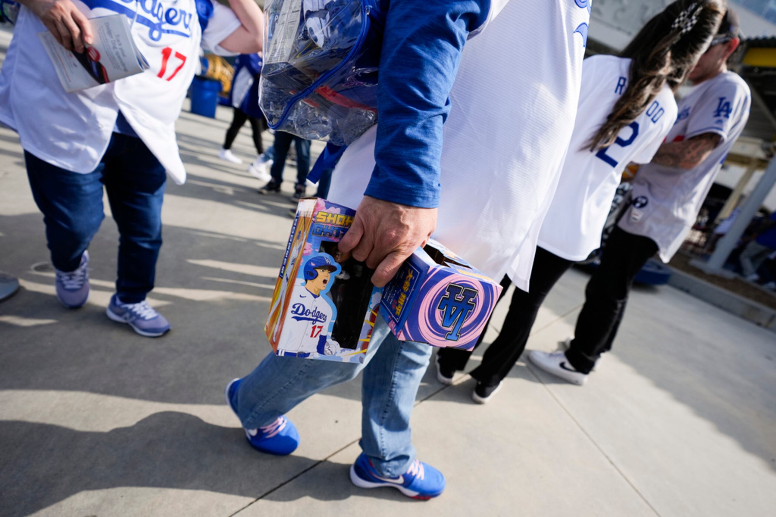 Un fanático de los Dodgers carga con una figura de Shohei Ohtani antes del partido contra los Reds de Cincinnati.