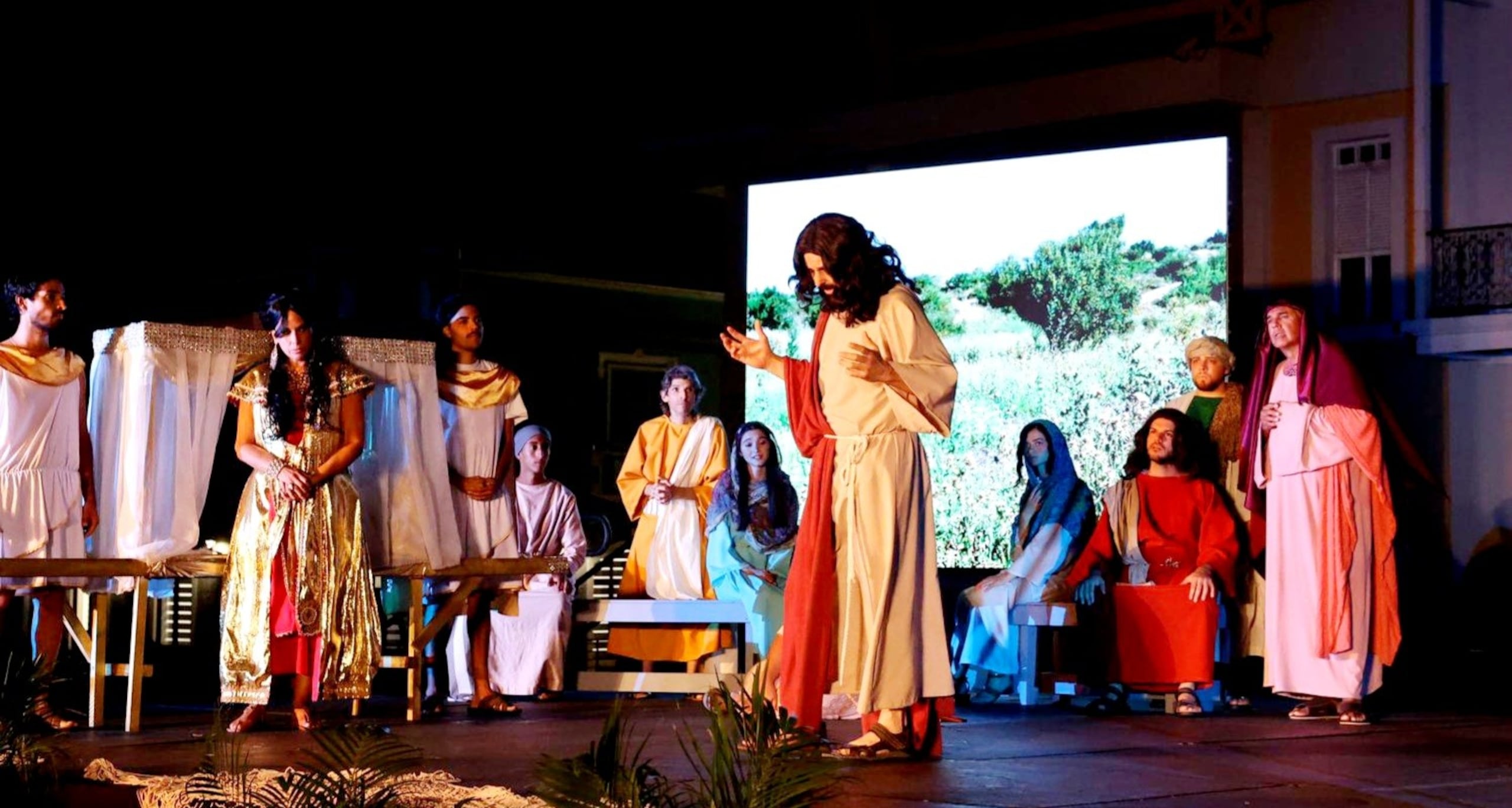 La noche del apagón, el municipio de Carolina energizó la plaza Rey Fernando III y las vías aledañas para que la obra "La vida de Jesús" pudiera escenificarse.