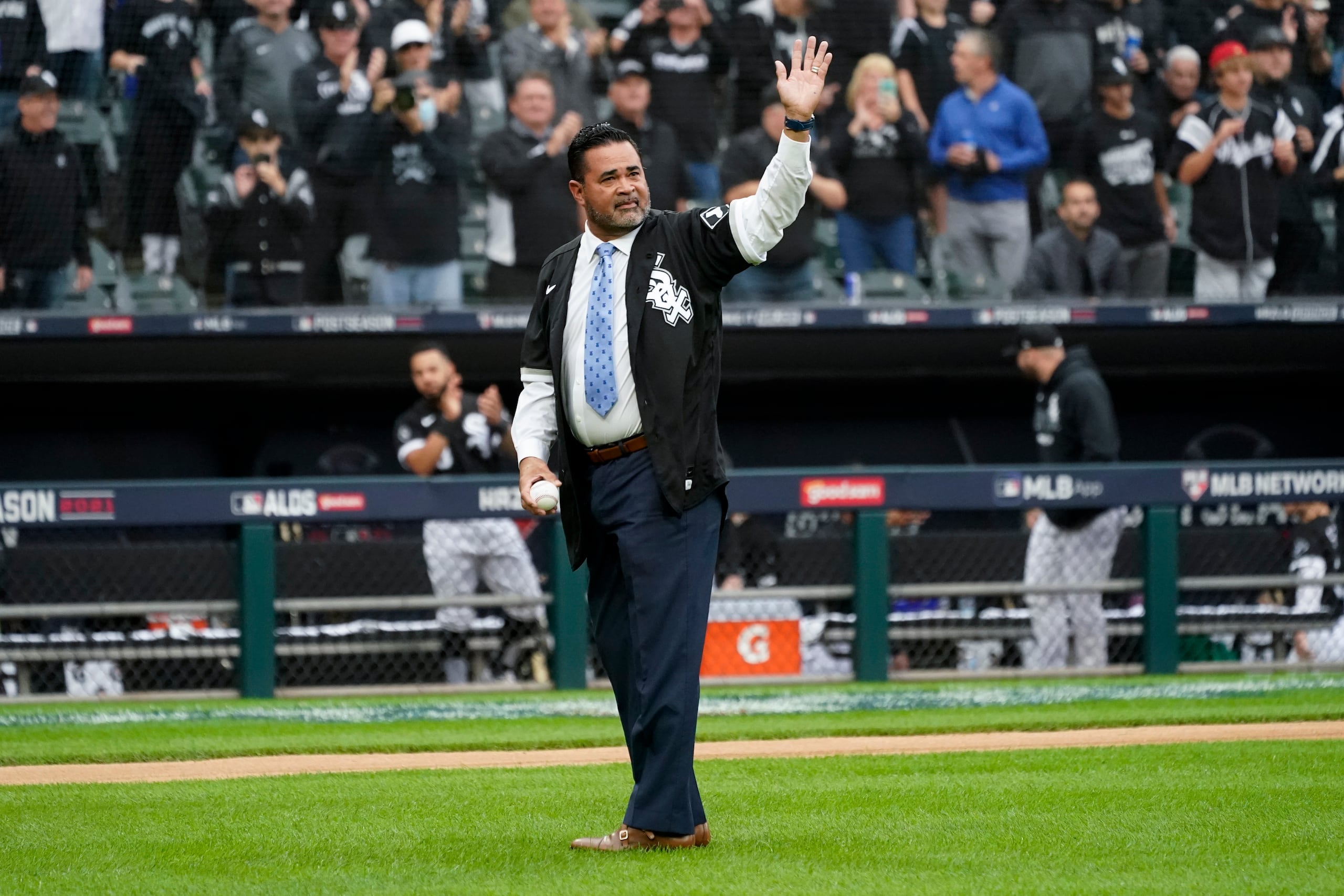 El exmánager de los White Sox de Chicago, Ozzie Guillén, aparece aquí antes de hacer el lanzamiento ceremonial previo al cuarto juego de la serie divisional de la Liga Americana ante los Astros de Houston, el 12 de octubre de 2021, en Chicago. Guillén no dirige en las Mayores desde el 2012.