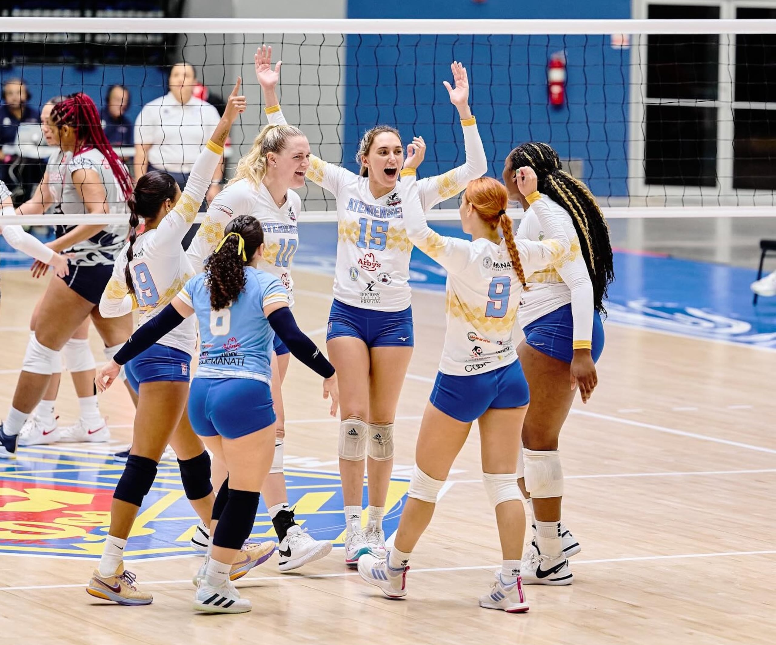 Manatí celebra la victoria ante Caguas.