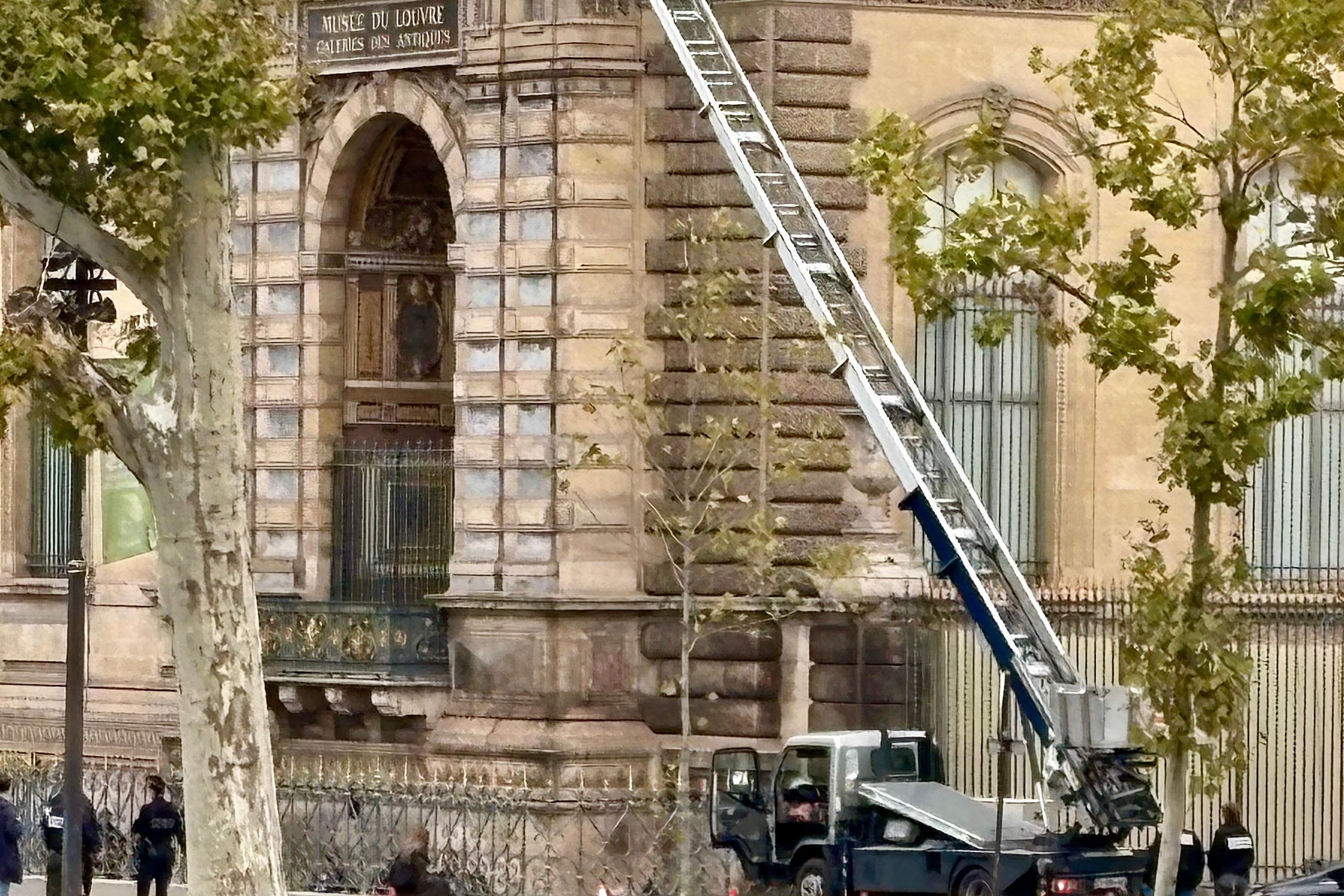 Una plataforma elevadora utilizada por ladrones se ve en el museo del Louvre, el domingo 19 de octubre de 2025 en París. (AP Foto/Alexander Turnbull)