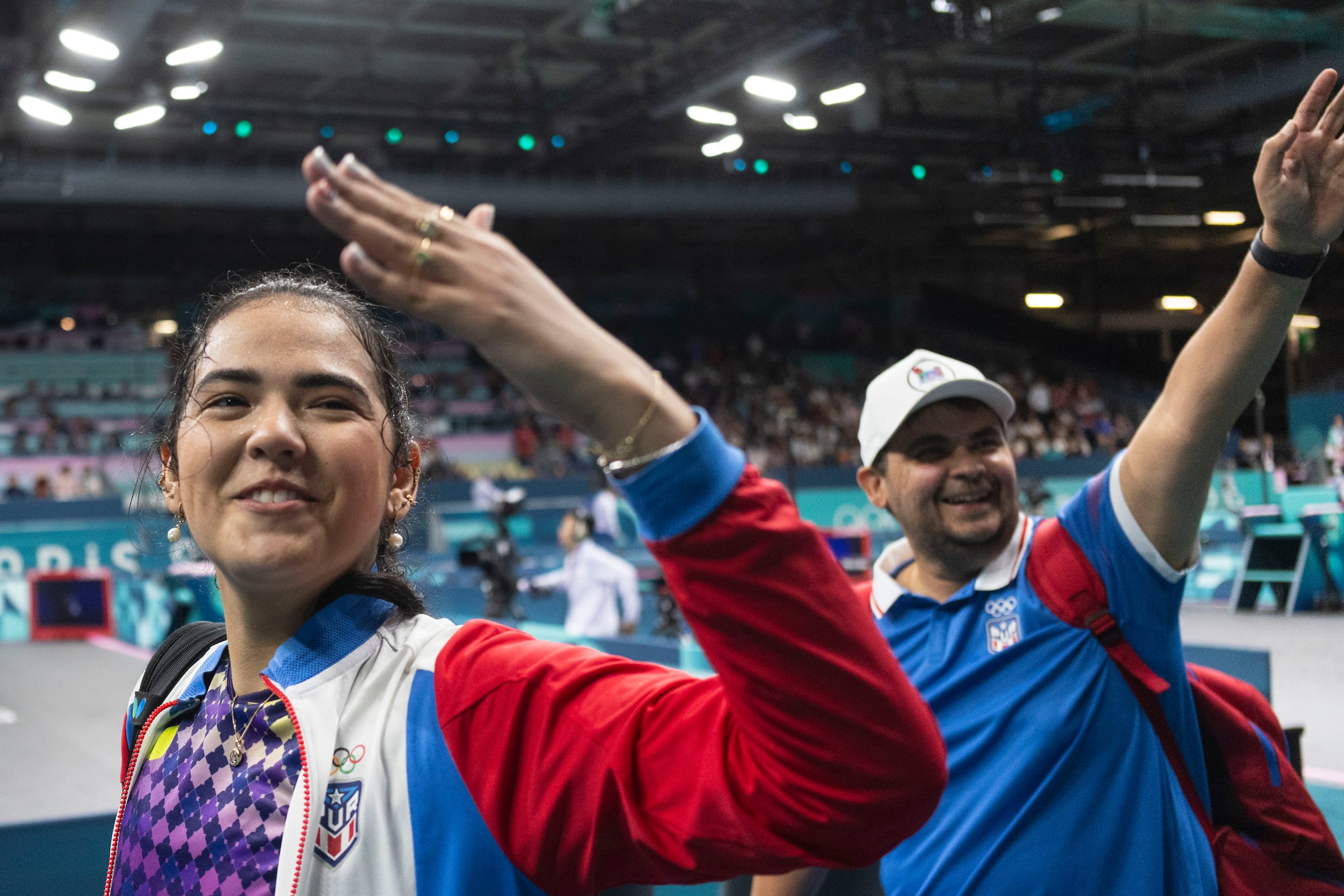 La atleta sí llega y sale del área de competencia con un abrigo deportivo oficial del Copur.
