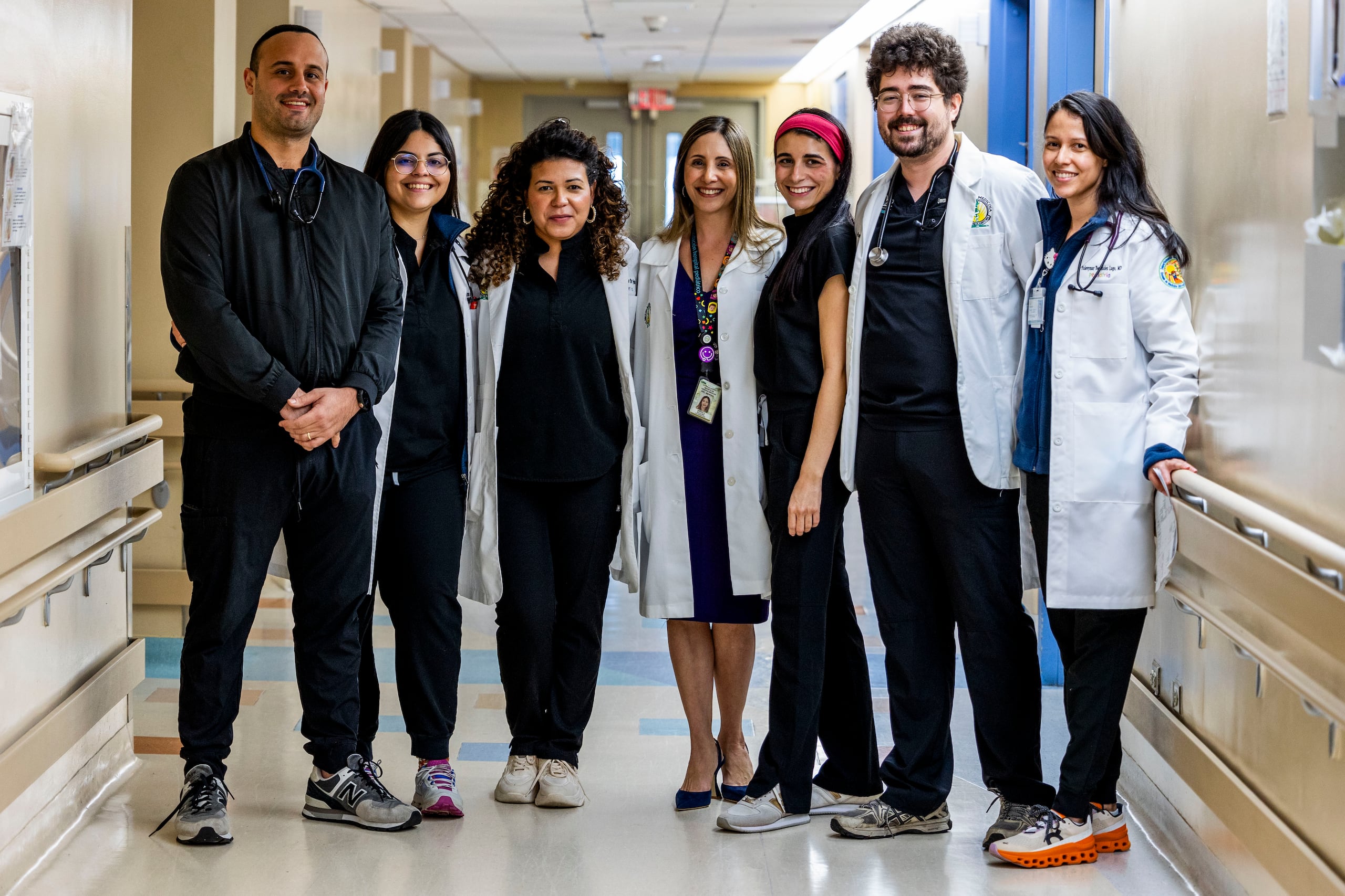 Desde la izquierda, Joao Cantellops, médico residente en Pediatría; Lorena N. Brito, residente de primer año; la doctora Adriana Gordon de Jesús, pediatra; Débora Silva, decana interina de la Escuela de Medicina; Claudia Francia Borrero, médica residente en Pediatría, Owen Connely Vaquer, estudiante de cuarto año; y Yulevymar Bermúdez Lugo, residente de primer año.