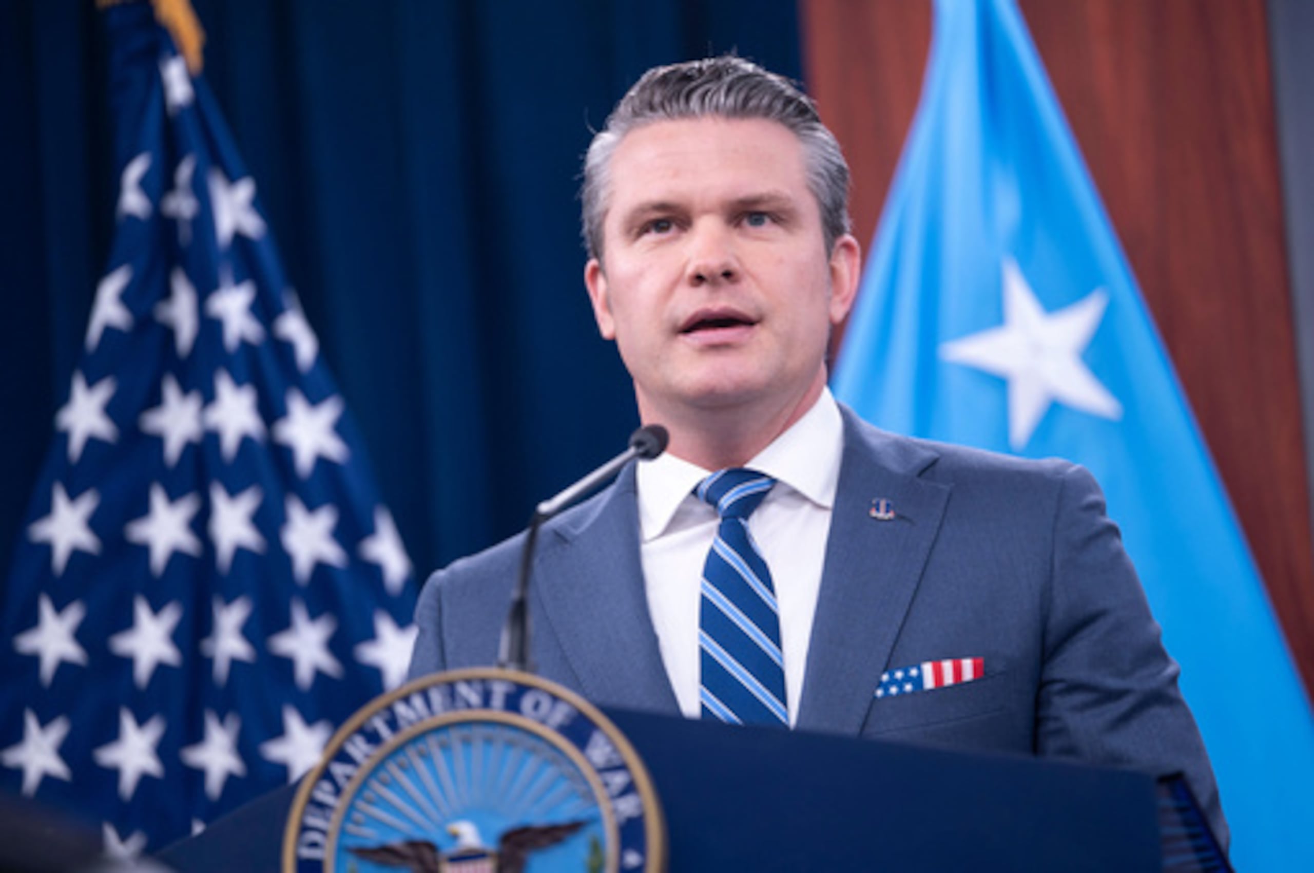 El secretario de Defensa, Pete Hegseth, se dirige a los medios de comunicación durante una rueda de prensa en el Pentágono, el jueves 16 de abril de 2026 en Washington. (AP Photo/Kevin Wolf)