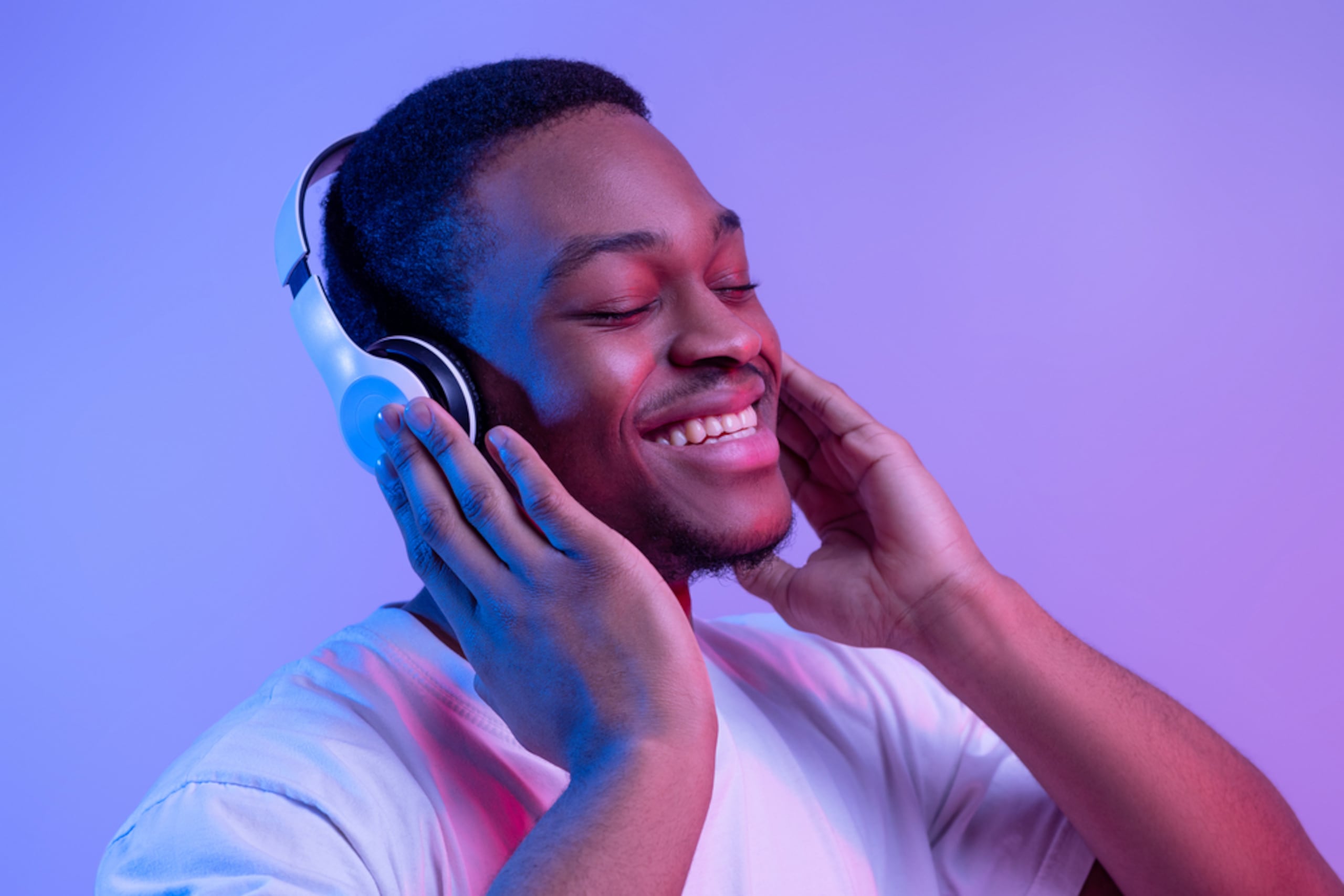 Actividades como escuchar música te liberan del exceso de estímulos que sobreestimulan tu sistema nervioso.