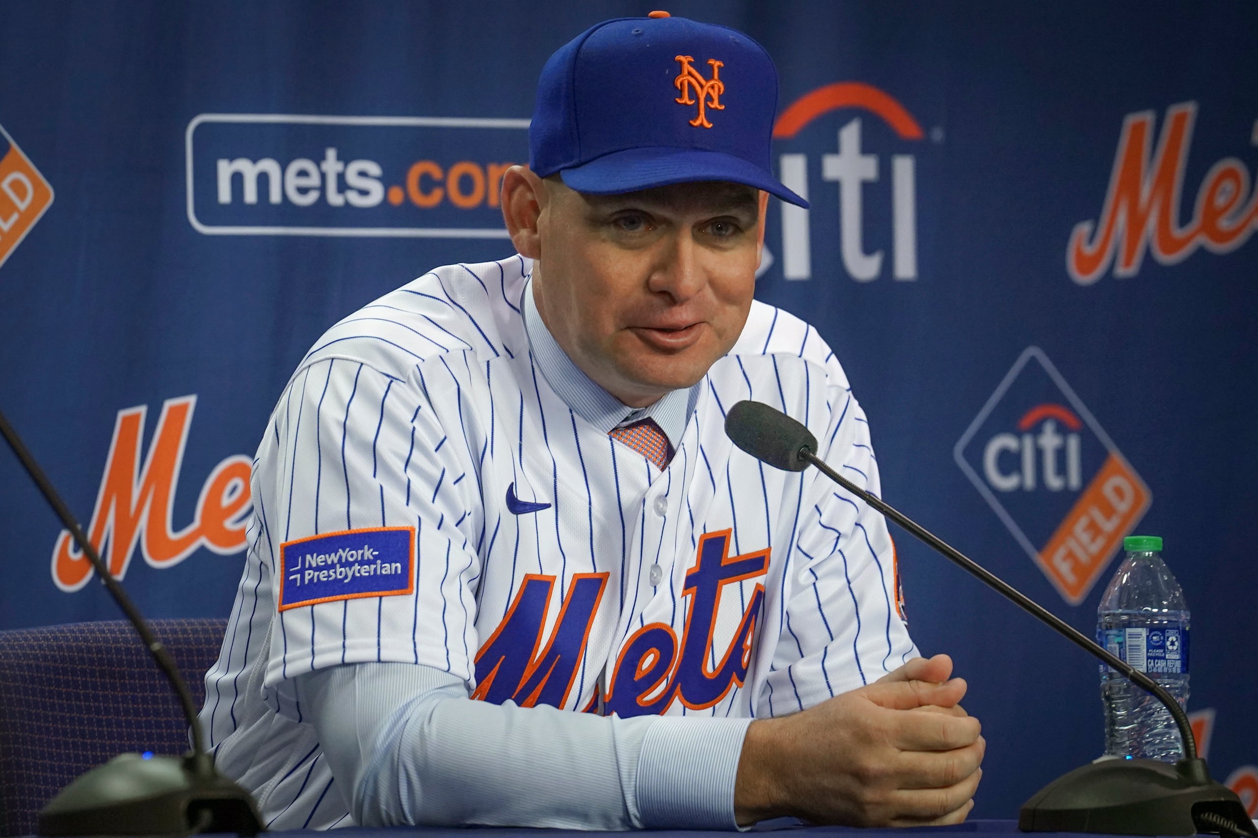 El venezolano Carlos Mendoza durante su presentación como nuevo mánager de los Mets de Nueva York.