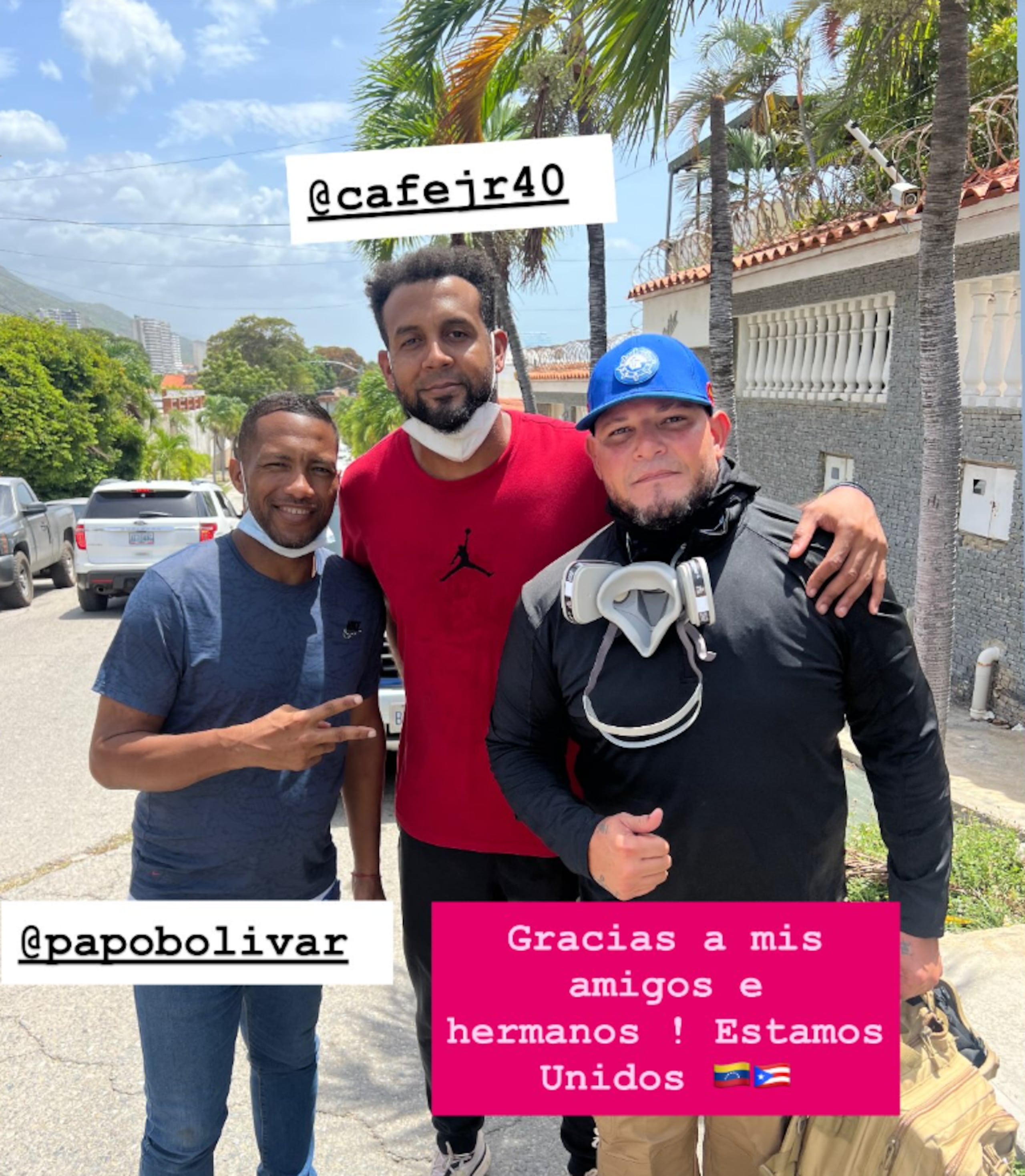 El deportista boricua, Yadier Molina, junto a los beisbolistas venezolanos, José “Café” Martínez y César “Papo” Bolívar.