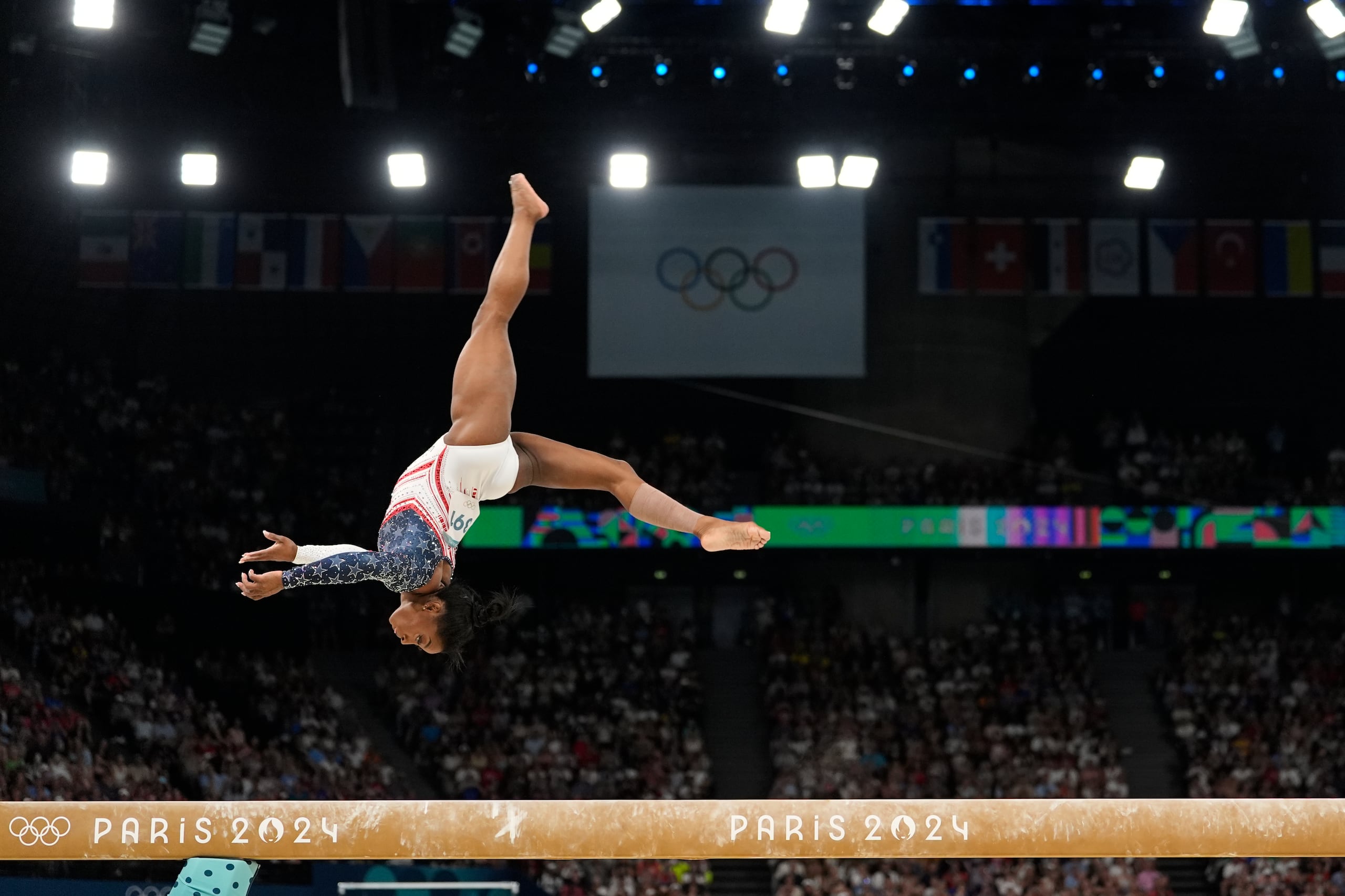La estadounidense Simone Biles realiza su rutina en la viga de equilibrio durante la final de gimnasia artística en la Arena Bercy de París, el martes 30 de julio de 2024, en los Juegos Olímpicos (AP Foto/Abbie Parr)