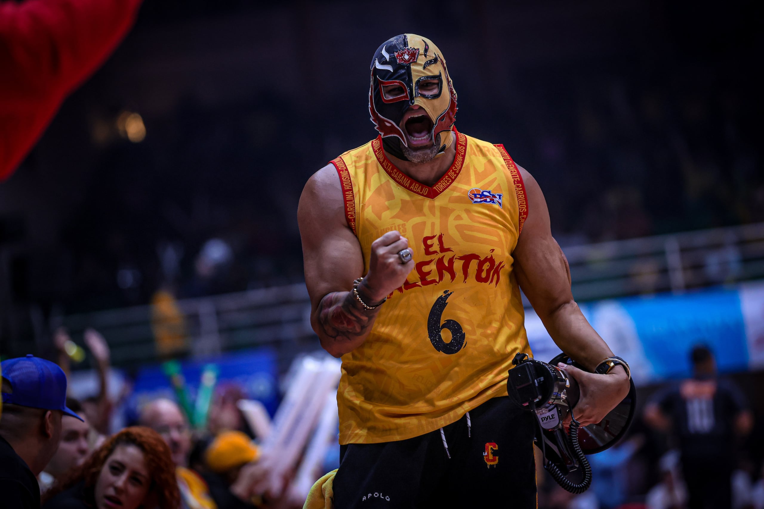 El Enmascarado Gigante durante un juego de los Gigantes en el Coliseo Guillermo Angulo, de Carolina.