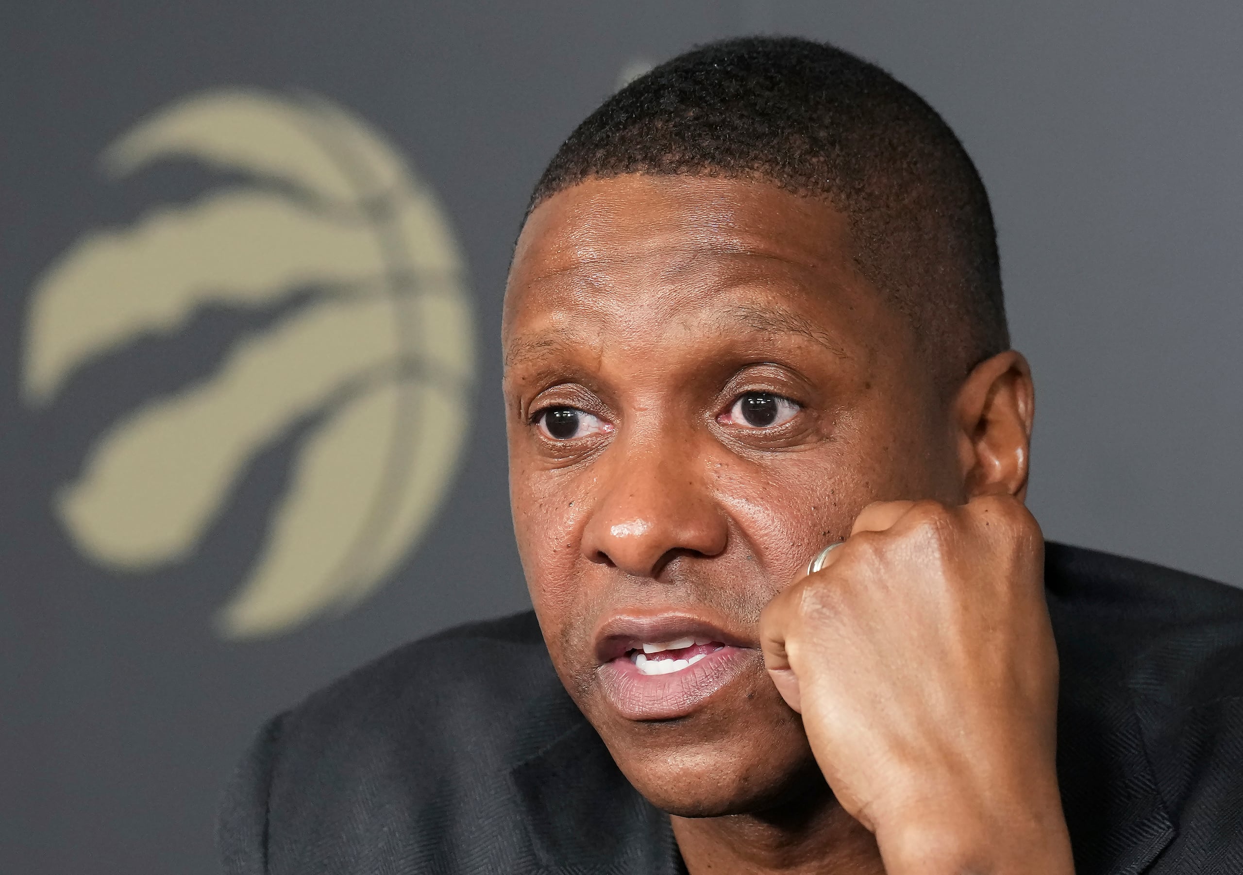 El expresidente de los Raptors Masai Ujiri habla con los medios de comunicación sobre los traspasos en Toronto, el jueves 18 de enero de 2024.