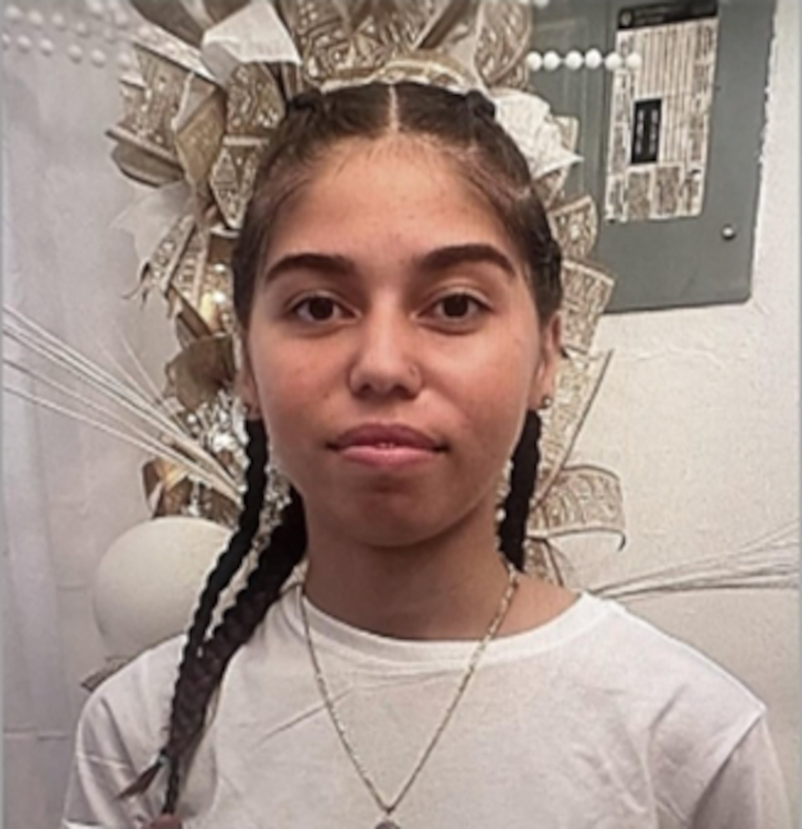 Como seña particular, Miriathny Dialyan Avilés Rodríguez presenta un hematoma notable en el antebrazo izquierdo por condición médica.