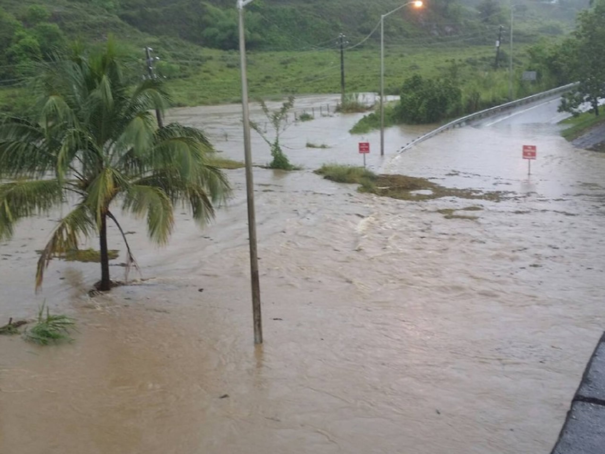 El nivel del río Blanco en Naguabo creció significativamente y dejó varias carreteras intrasnsitables. (Suministrada / Caza Noticias Ismael Martínez)