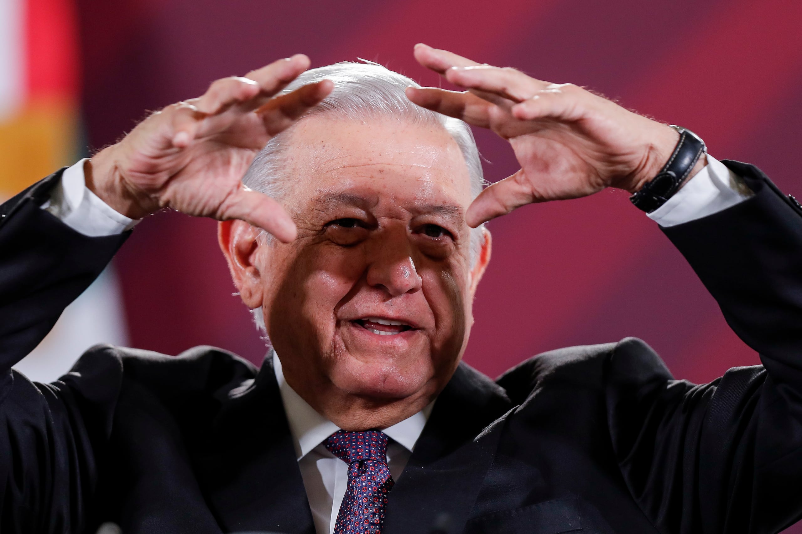 El presidente mexicano, Andrés Manuel López Obrador, había informado que los bomberos de la empresa petrolera y personal de la Secretaría de Marina estaban participando en las operaciones de control del fuego.
