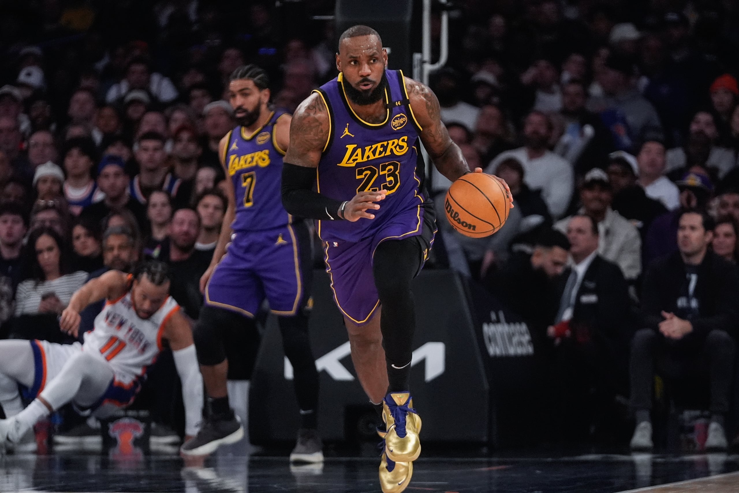 LeBron James, de los Lakers de Los Ángeles, busca enviar un pase en el partido del sábado 1 de febrero de 2025, ante los Knicks de Nueva York (AP Foto/Frank Franklin II)