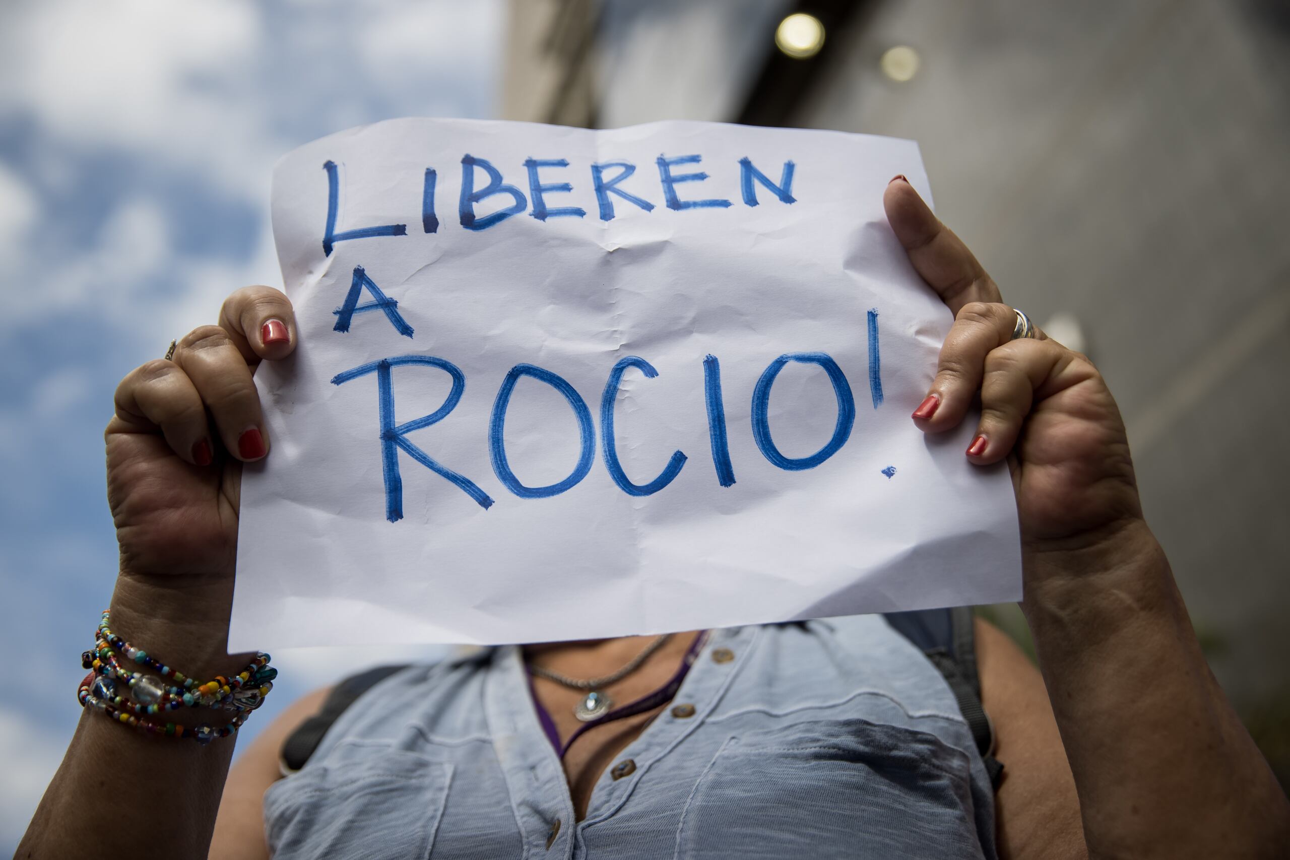 Una mujer sostiene un cartel que pide la liberación de la activista Rocío San Miguel en Caracas, Venezuela. (EFE/ Miguel Gutierrez/Archivo)