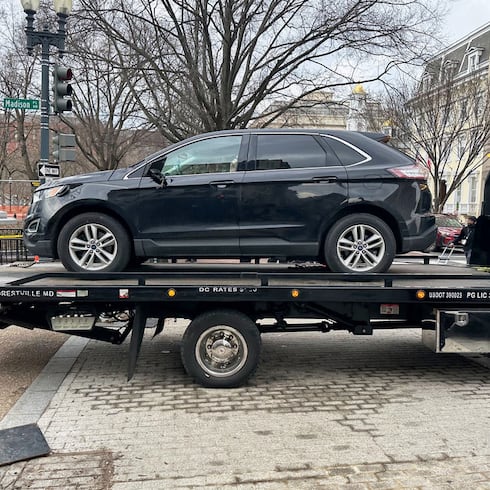 FOTOS: Guagua choca barrera de seguridad frente a la Casa Blanca