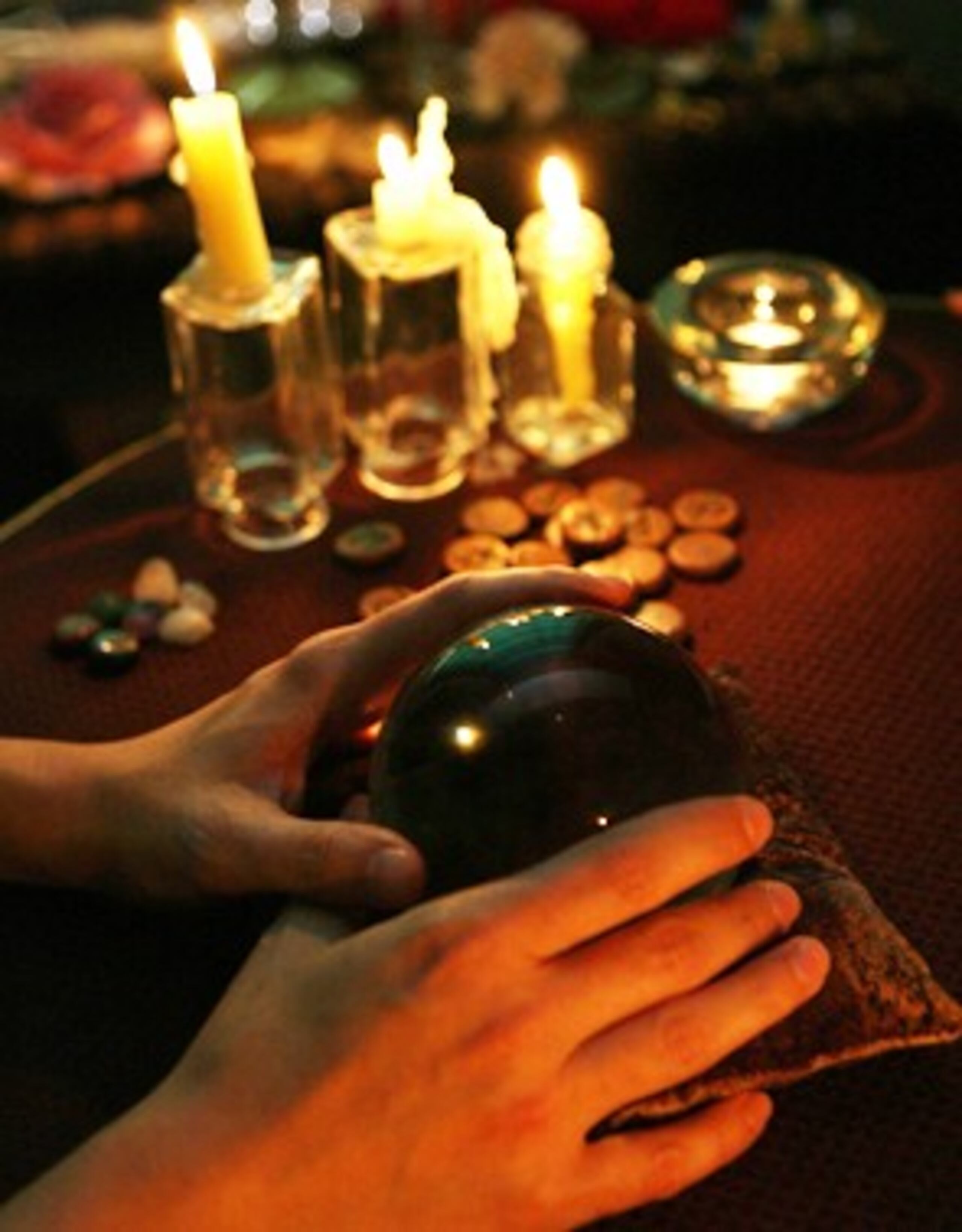 Al parecer, según la Fiscalía, las mujeres de la familia eran las encargadas de utilizar sus supuestos poderes psíquicos para las sesiones de videncia, mientras que los hombres eran los responsables de mover el dinero recaudado. (Archivo)