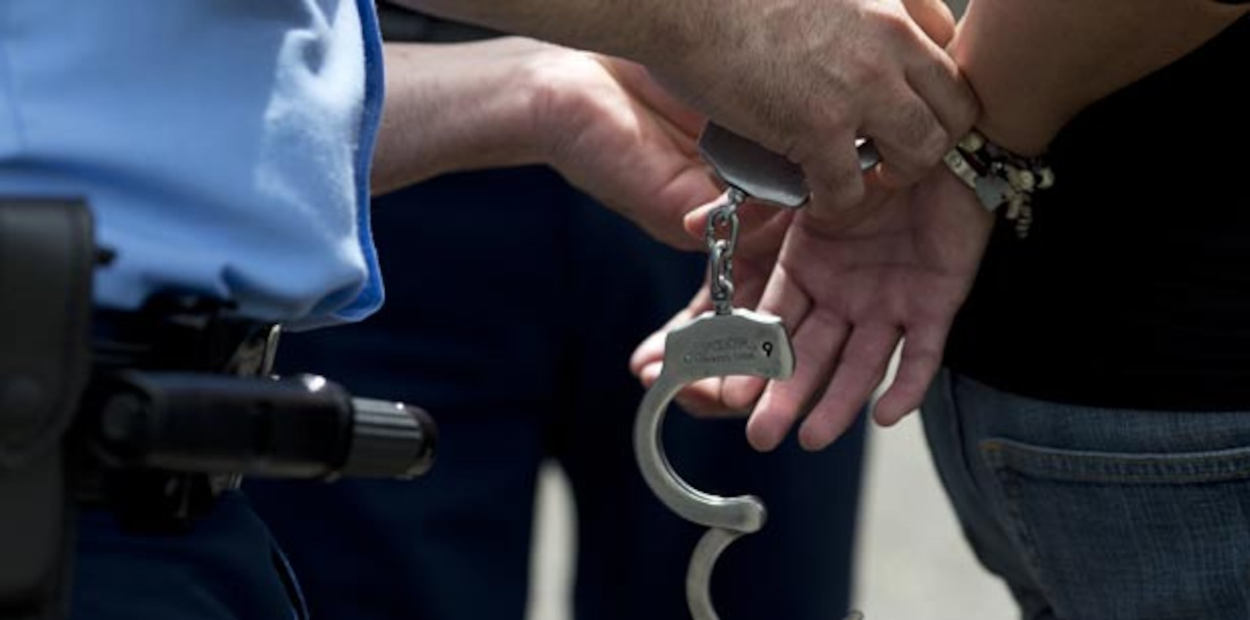 Robaron $175,000, asaltaron, vendieron drogas y armas, plantaron evidencias, aceptaron sobornos... Los 10 juraron defender al pueblo como policías, pero ayer el FBI los puso tras las rejas. (Archivo)