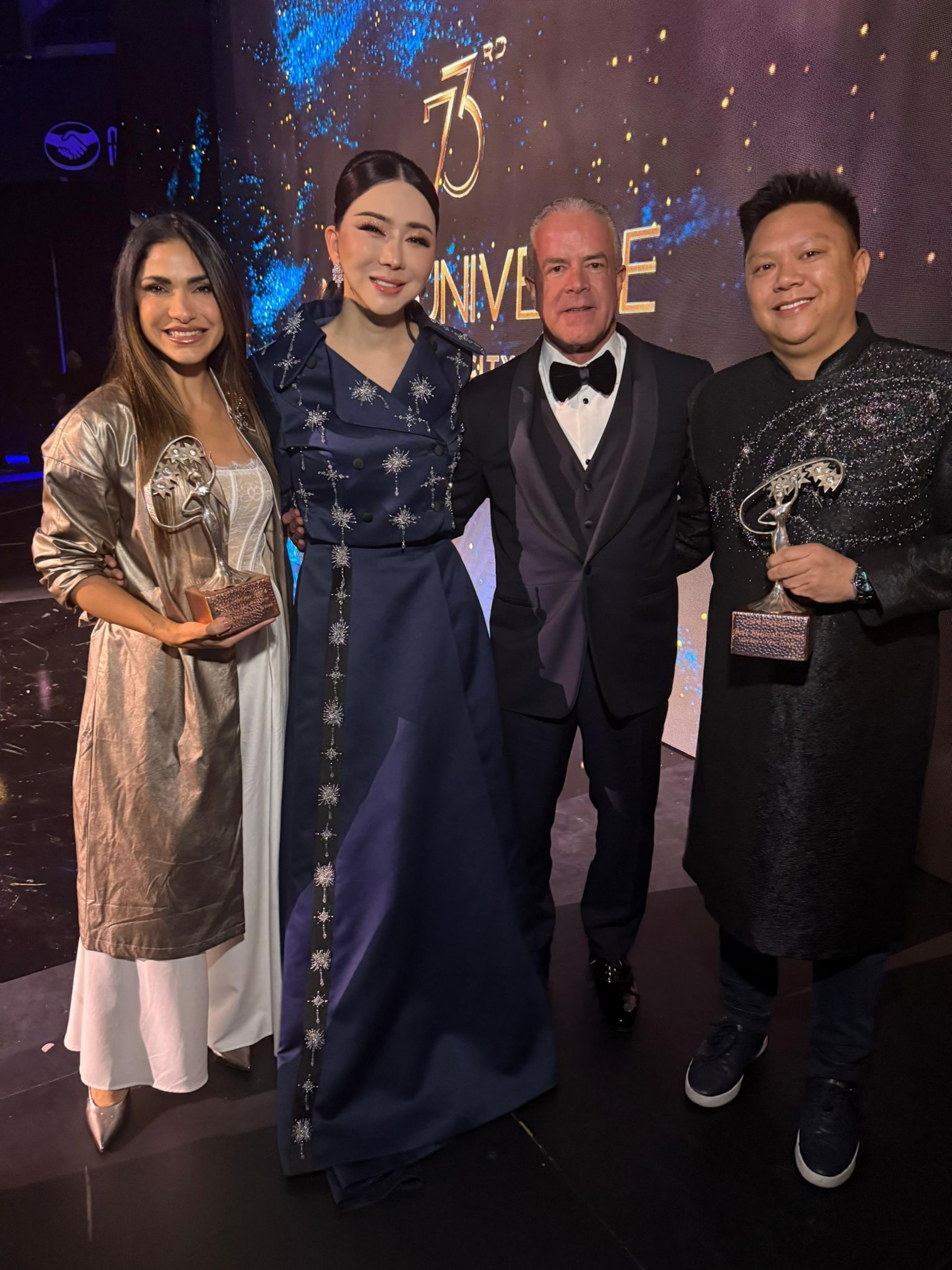 Yizette Cifredo junto a los copropietarios de Miss Universe, Anne Jakrajutatip y Raúl Rocha Cantú.