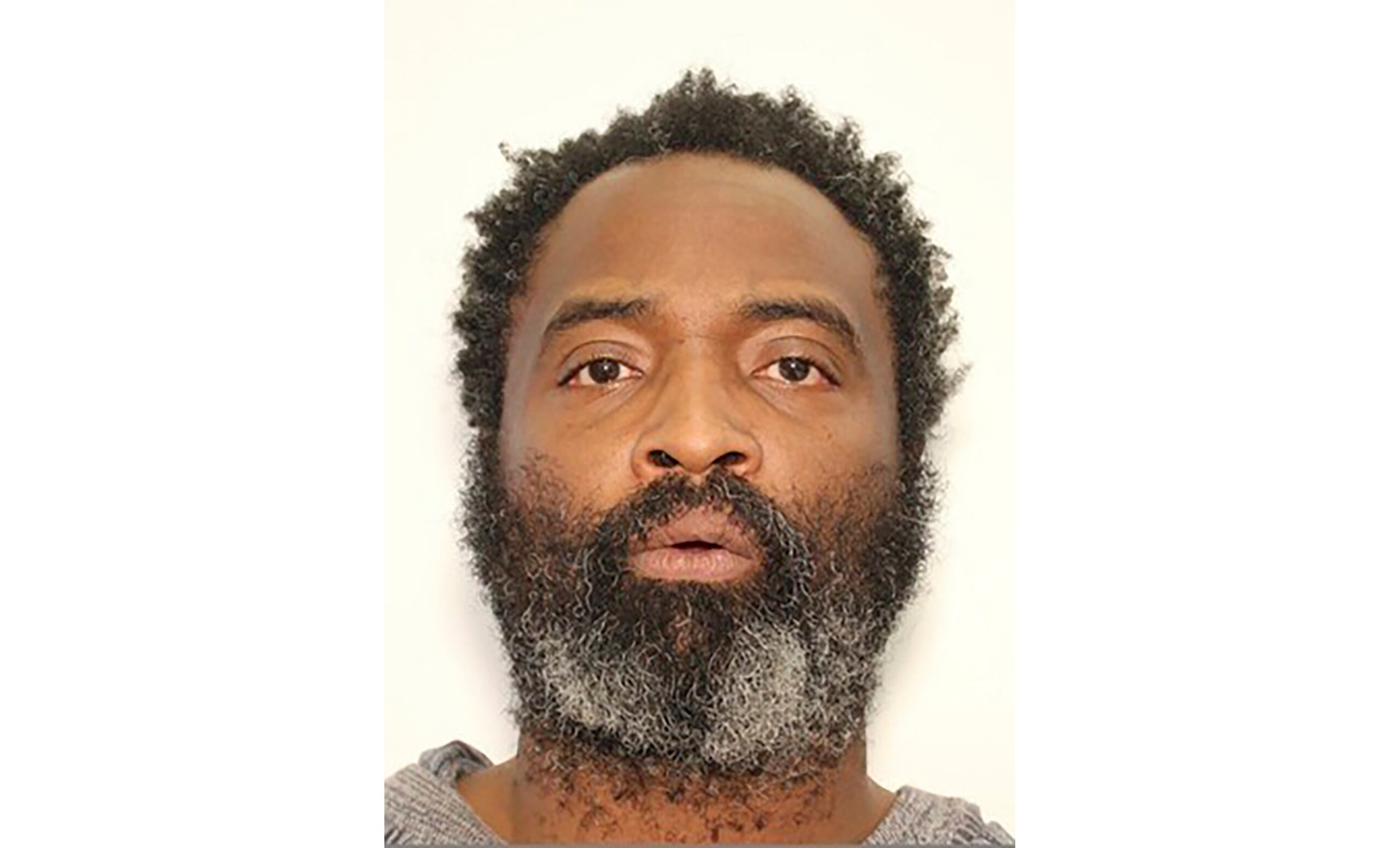 Andre Longmore, de 40 años, fue identificado somo el sospechoso por matar a tiros a tres hombres y una mujer al sur de Atlanta.