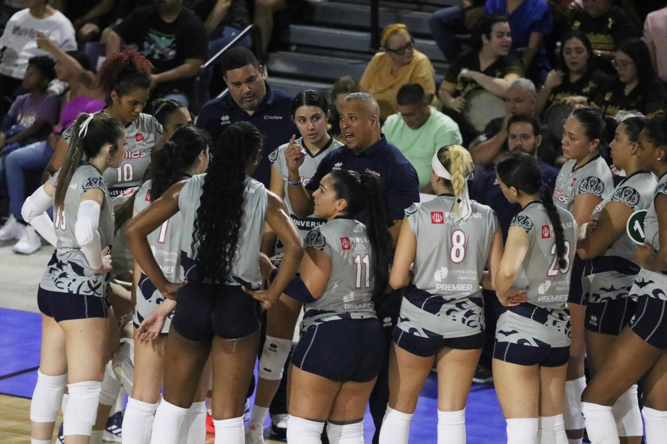 Juan Carlos Núñez le imparte instrucciones a sus jugadoras.