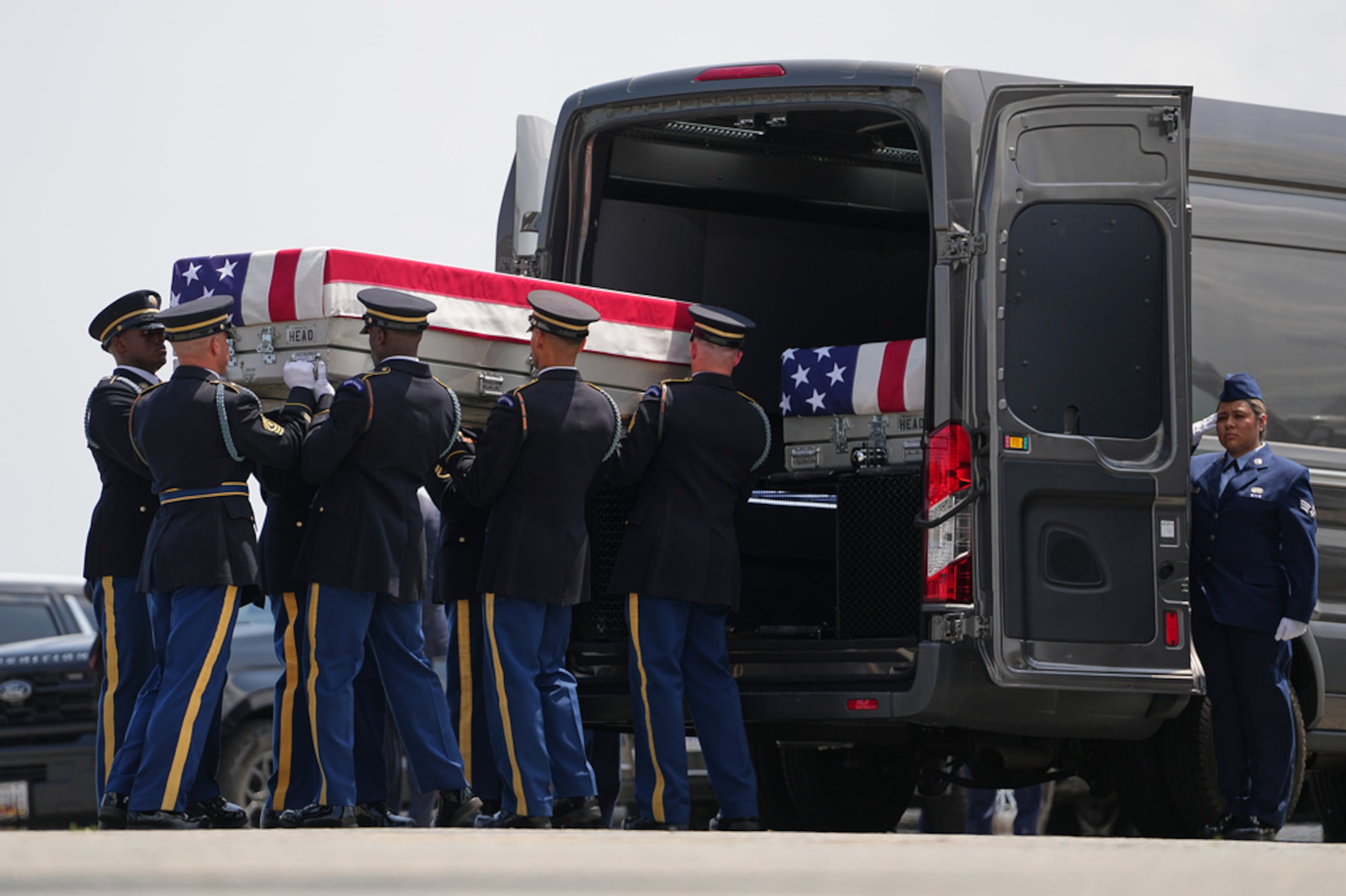 Un equipo de traslado del Ejército de Estados Unidos coloca un féretro de transferencia que contiene los restos de la soldado Isabella Gonzales, de Carrollton, Texas, dentro de un vehículo de traslado, el miércoles 22 de julio de 2026, en la Base de la Fuerza Aérea de Dover, Delaware.