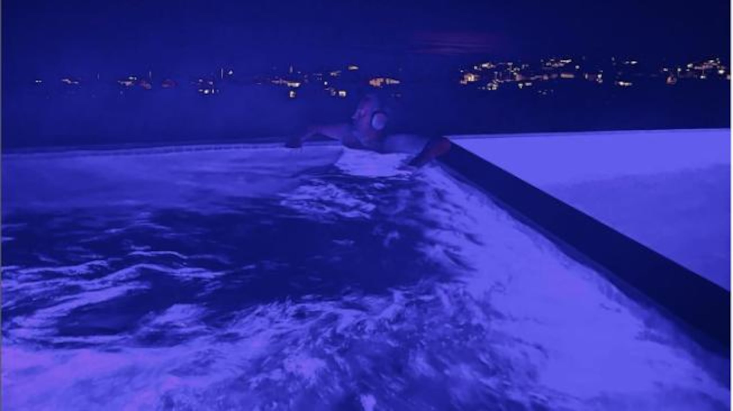 Matthew Perry en su jacuzzi.