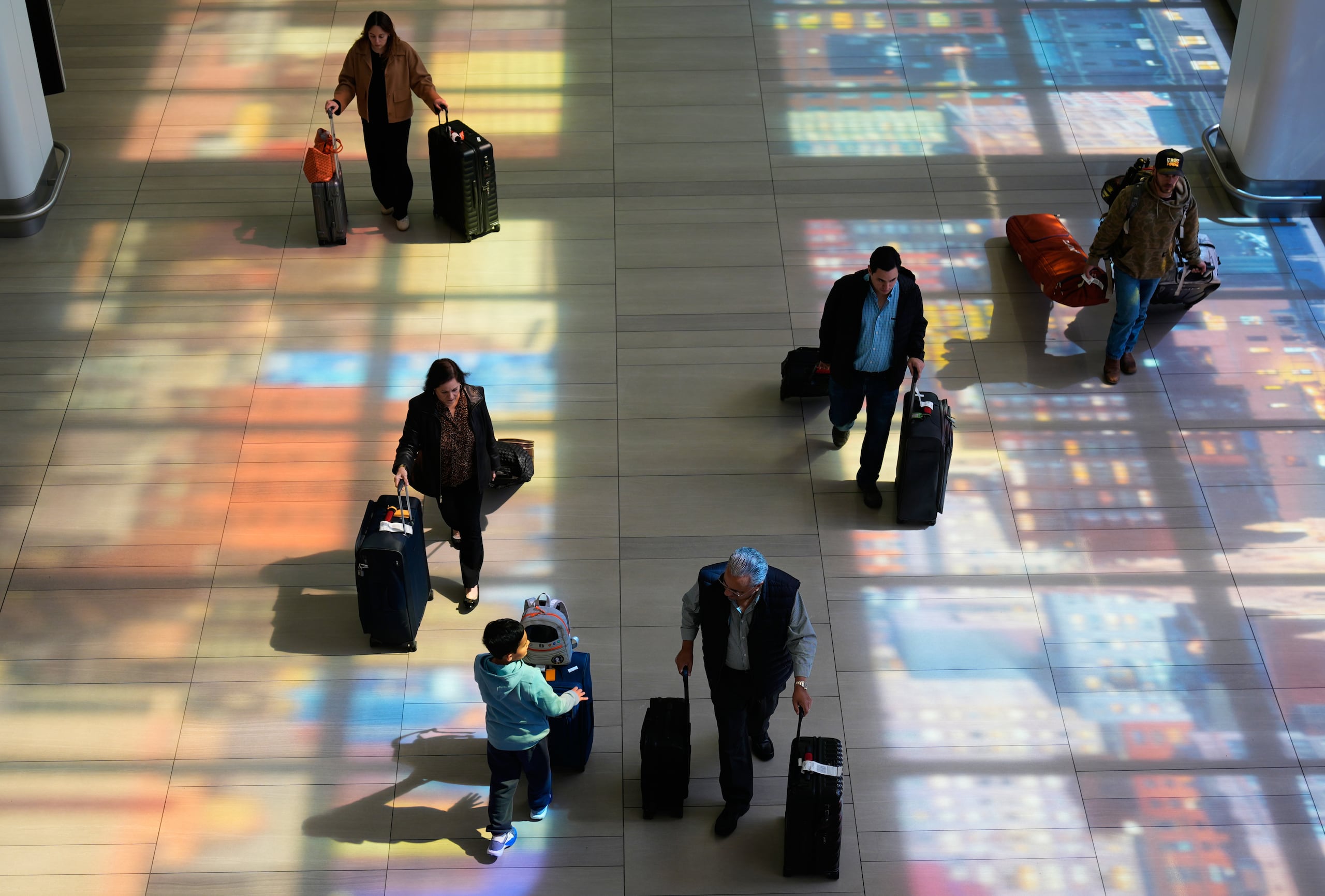 Pasajeros caminan por el Aeropuerto LaGuardia el 30 de marzo de 2026, en en Nueva York. (AP Foto/Seth Wenig)
