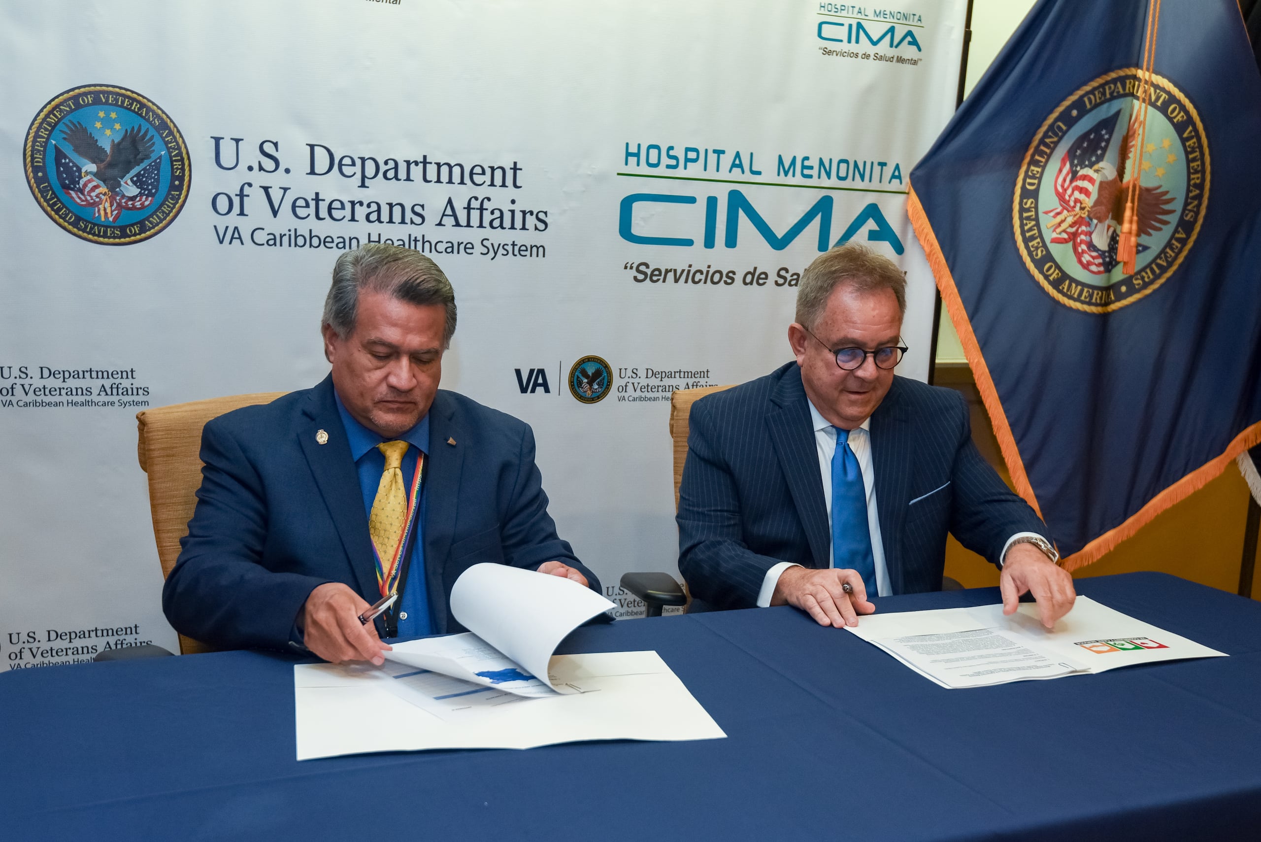 Carlos R. Escobar, director ejecutivo y principal oficial de VACHS; y Ricardo Hernández Rivera, director ejecutivo del Sistema de Salud Menonita.