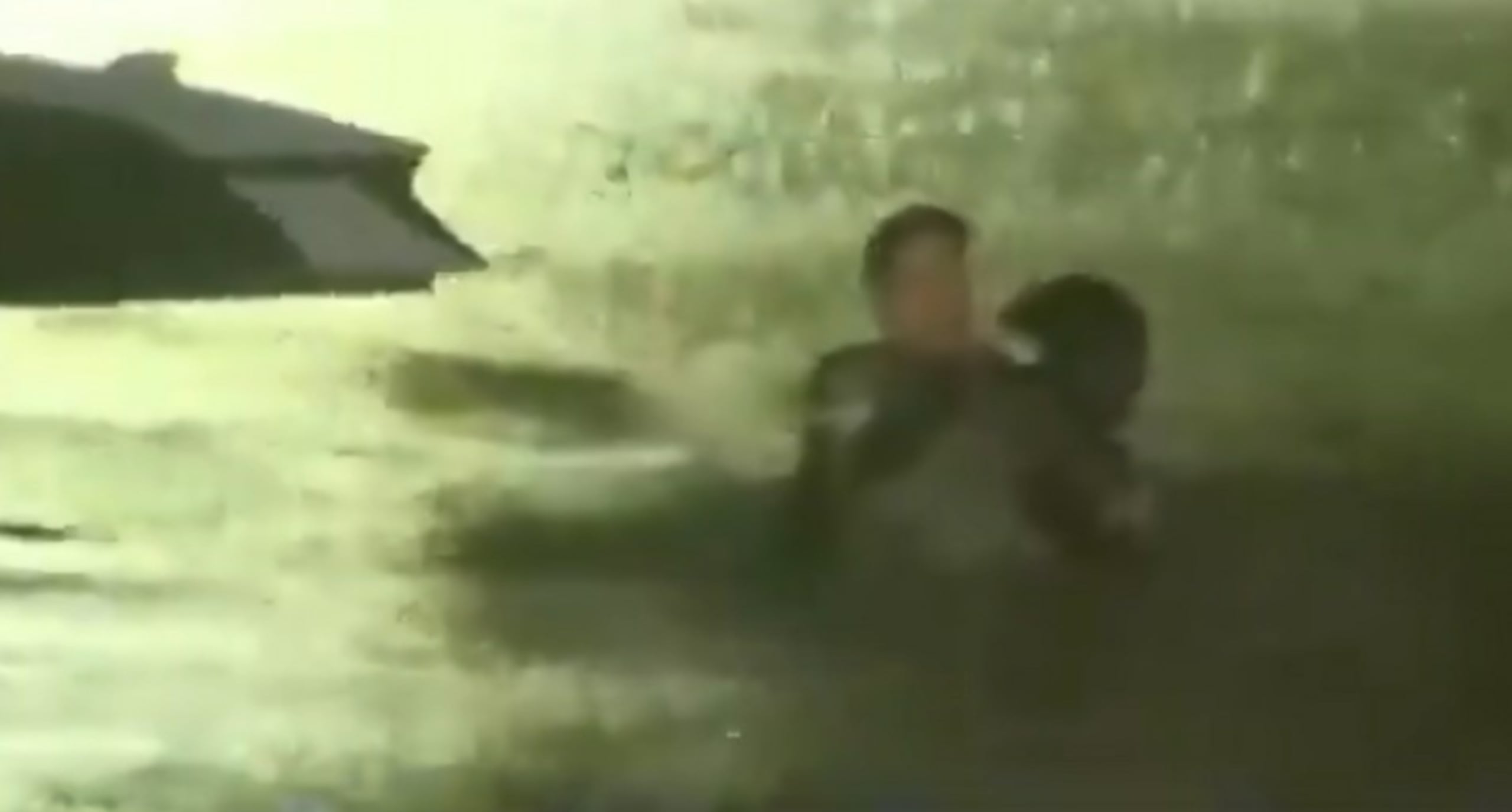 El reportero llamó al 9-1-1 para solicitar ayuda de las autoridades, pero ante la situación, decidió acudir al rescate de la mujer, que aún se hallaba dentro del auto y con el agua hasta el cuello.