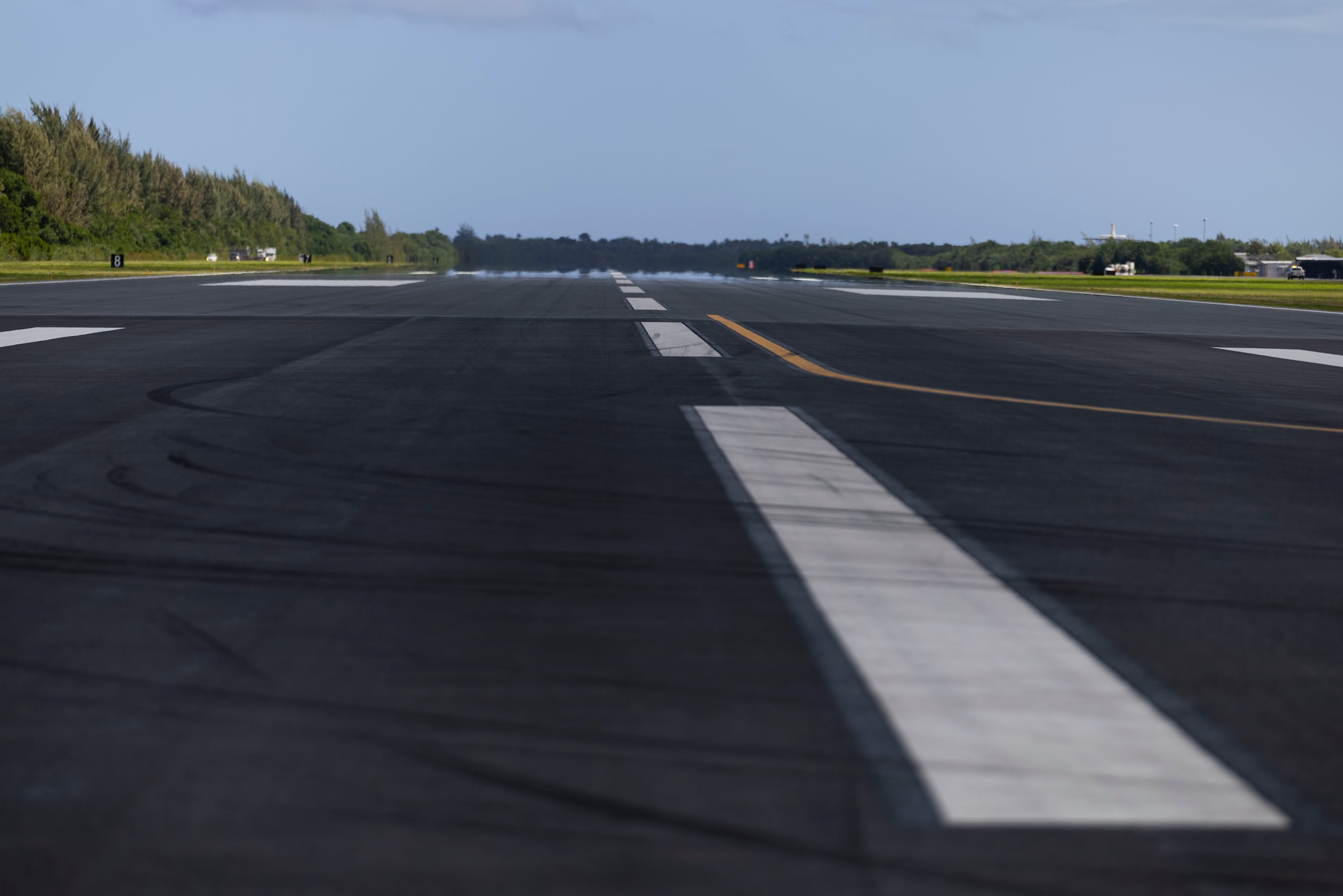 Vista de la pista de aterrizaje 8-26 del Aeropuerto Internacional Luis Muñoz Marín. Foto por: Xavier Araújo | GFR Media