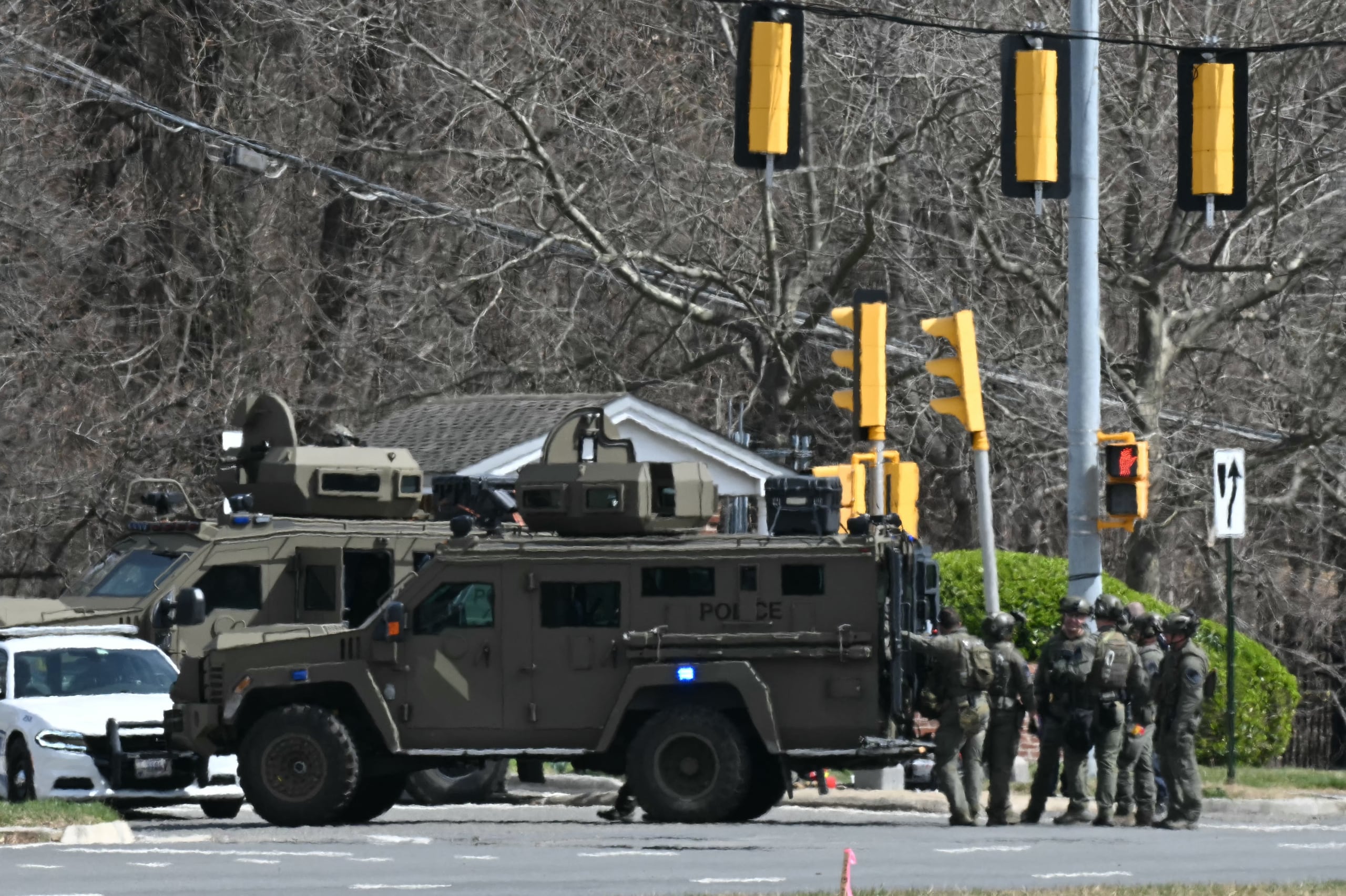 Miembros de las fuerzas del orden responden a informes sobre un individuo armado cerca de la sede de la Agencia Central de Inteligencia (CIA) el 19 de marzo de 2025 en Langley, Virginia. Se informa que la CIA está bajo cierre de seguridad mientras un equipo SWAT y otras agencias responden.