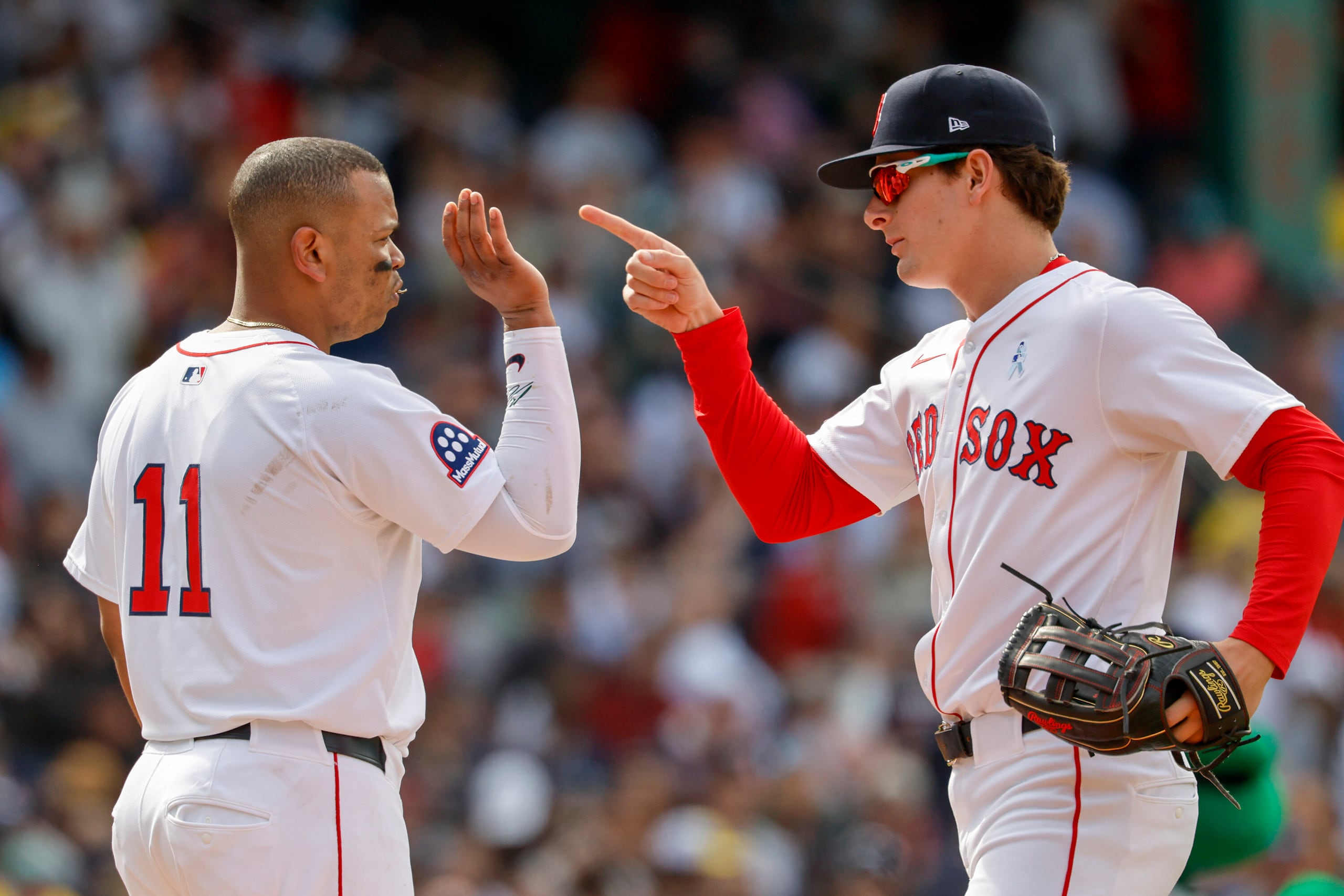 Roman Anthony, de los Red Sox de Boston, a la derecha, celebra con el bateador designado Rafael Devers (11) después de vencer a los Yankees de Nueva York en un juego de béisbol, el domingo 15 de junio de 2025, en Boston.