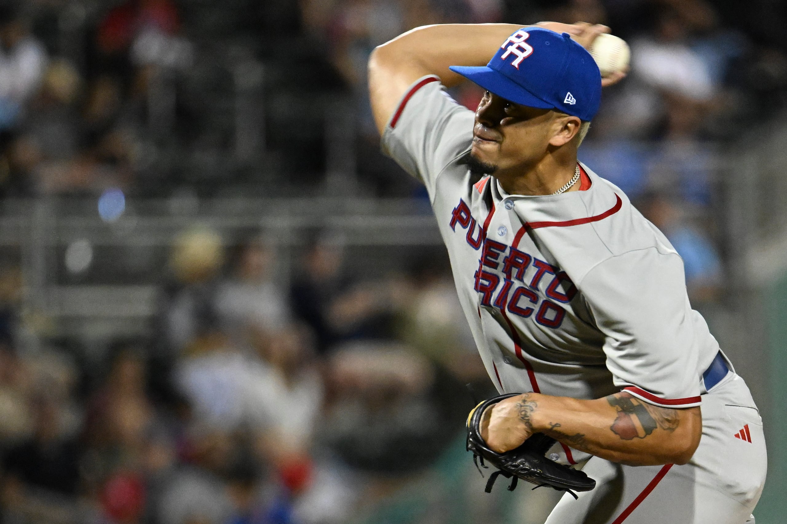 Fernando Cruz realiza un lanzamiento en el Clásico Mundial de Béisbol 2023.