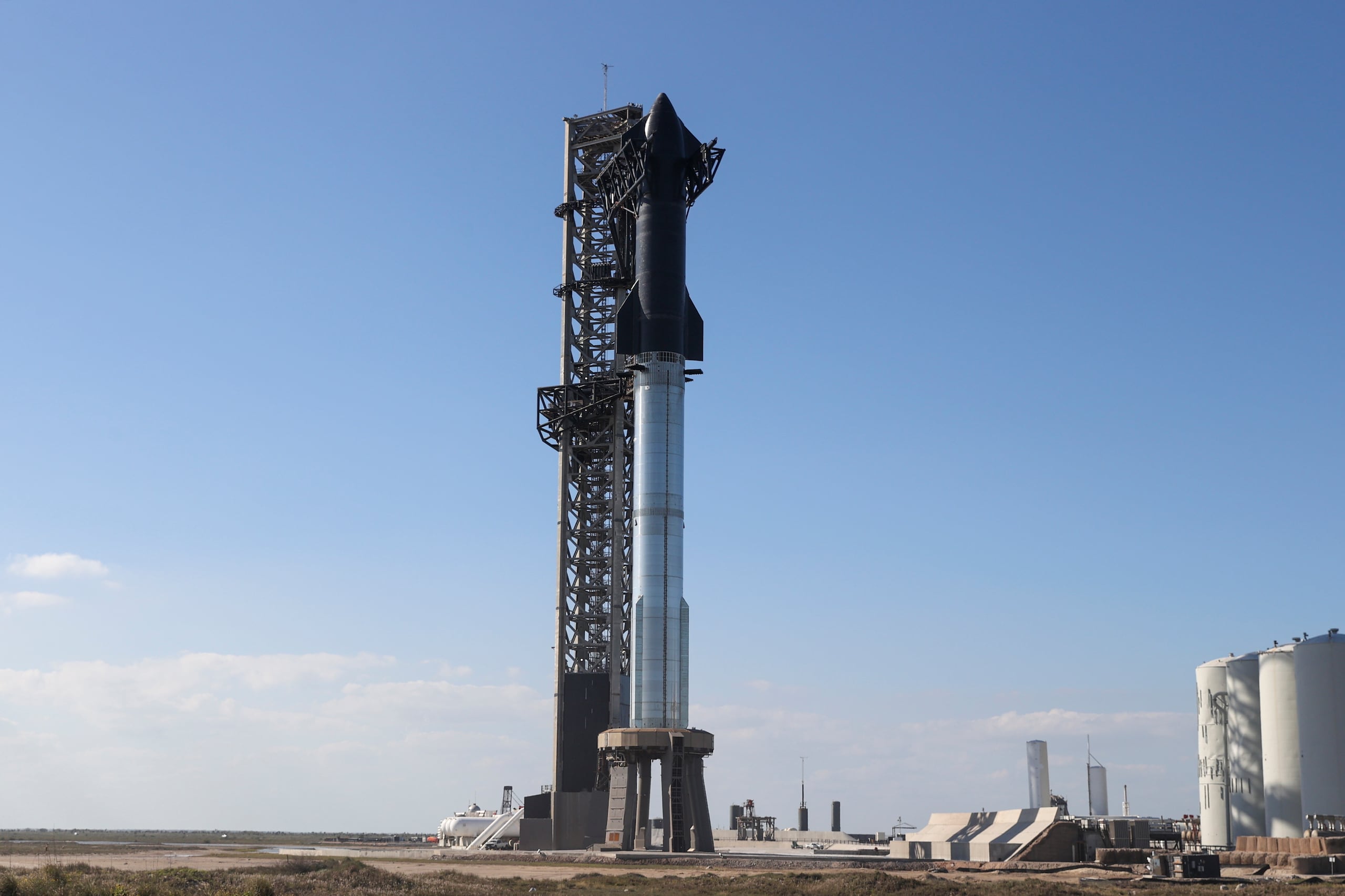 Los tres principales segmentos de negocio de SpaceX son el de conectividad, que abarca los satélites Starlink; el del espacio, que se refiere a las naves Starship o Falcon y sus lanzamientos; y la IA, que incluye centros de datos y tecnologías.