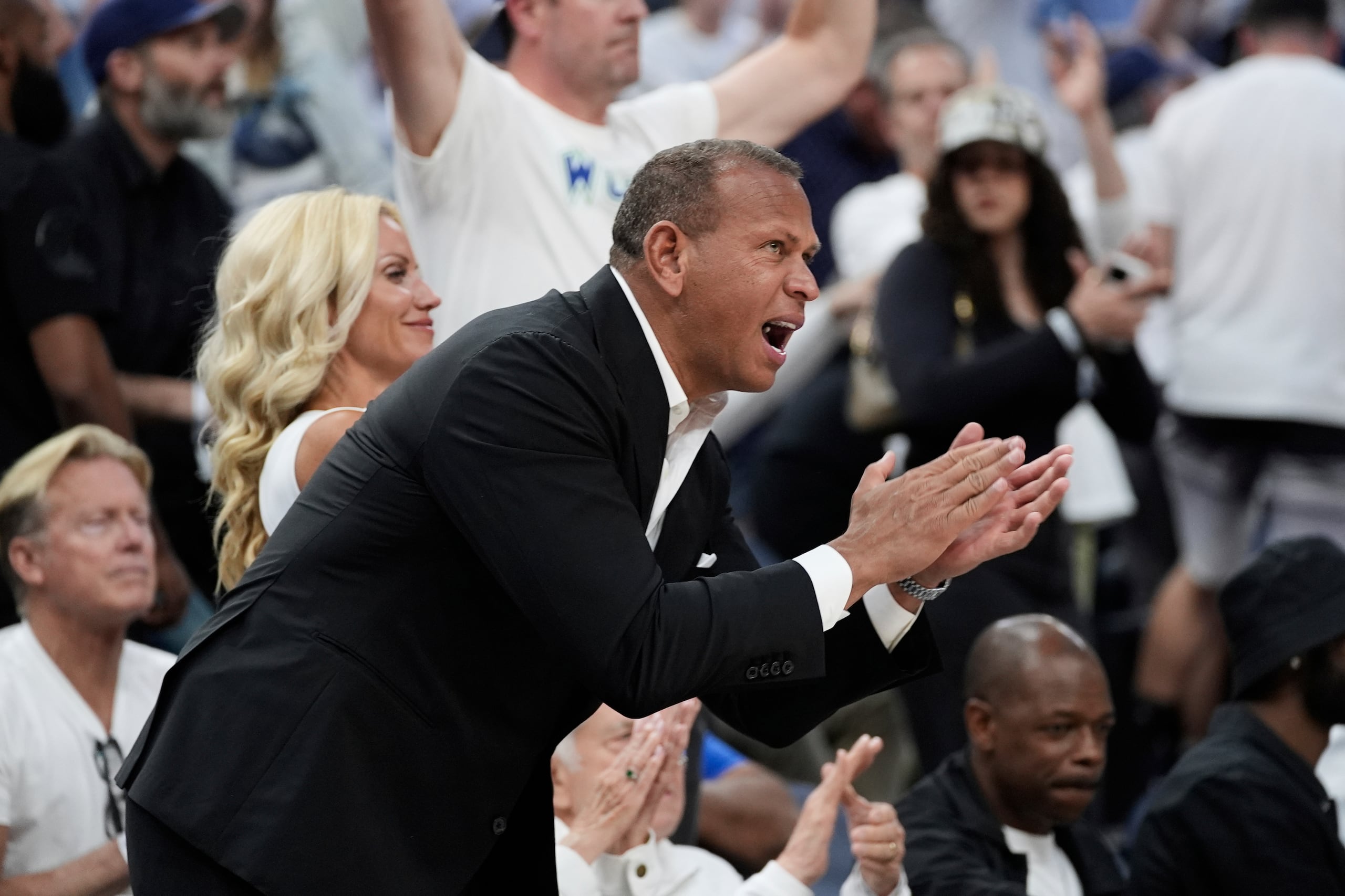 Alex Rodríguez, copropietario de los Timberwolves de Minnesota, aplaude durante la segunda mitad del cuarto juego de las finales de la Conferencia Oeste.