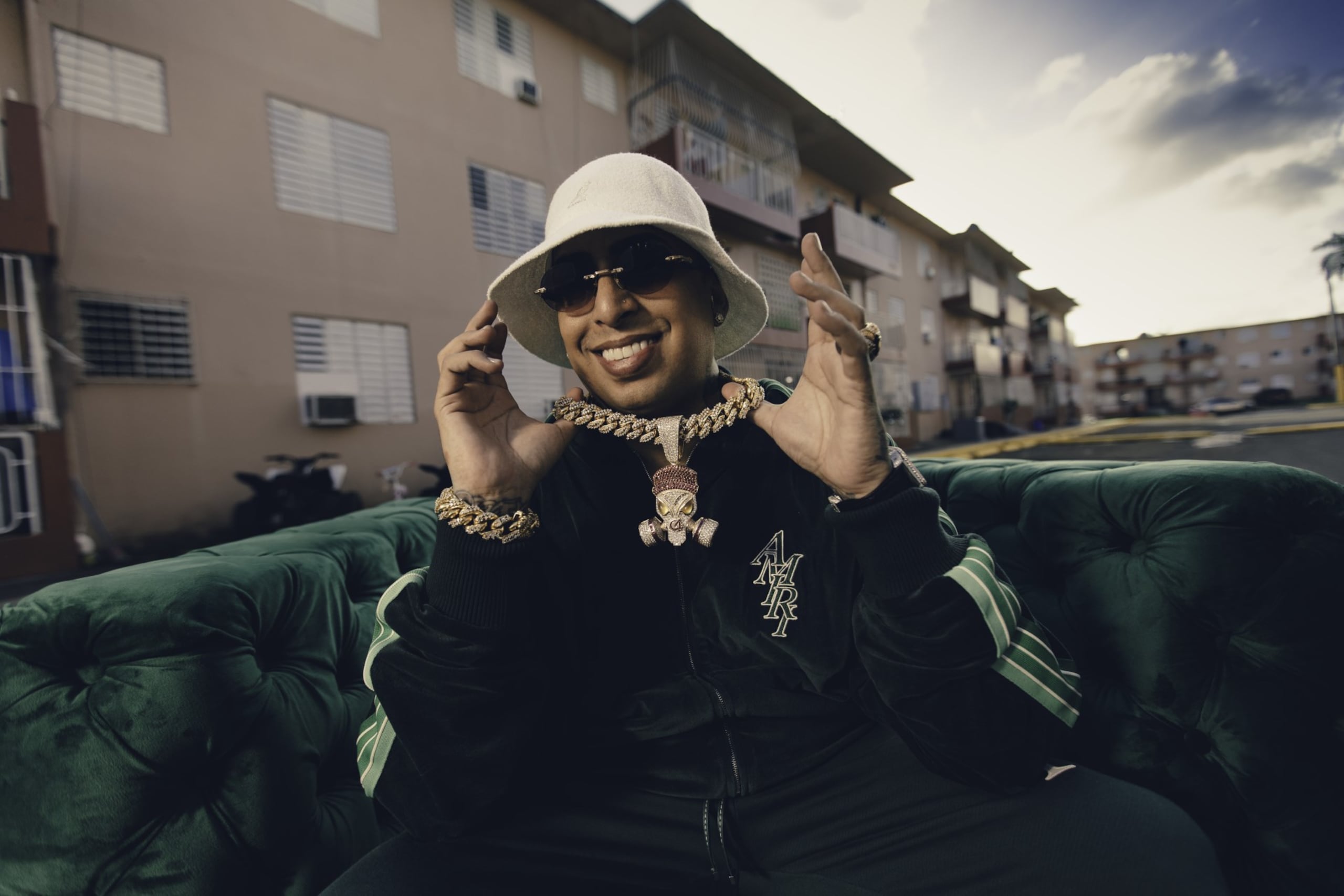 El corte promocional de la producción discográfica es el tema de reguetón “Apocalipsis”.