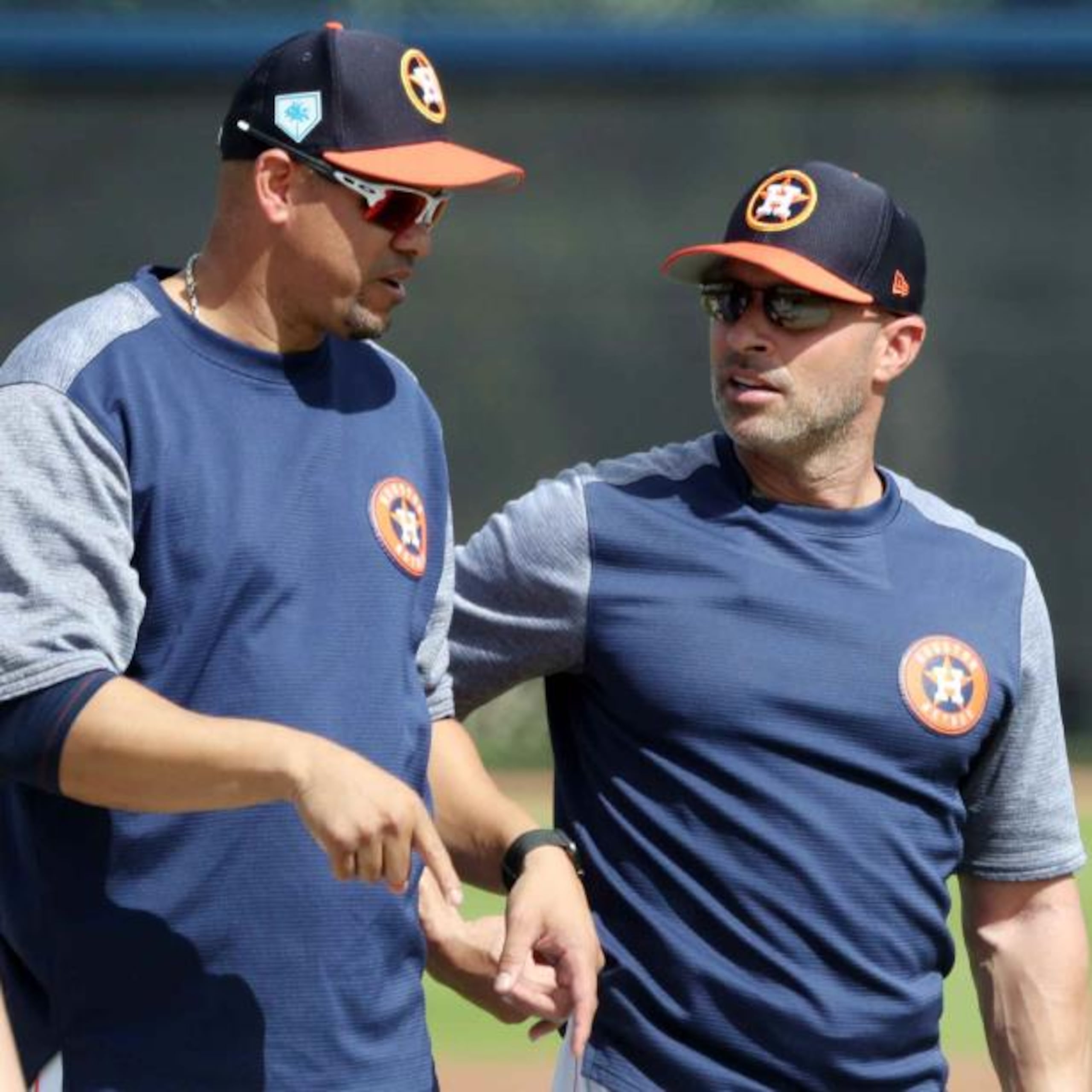 Joe Espada, a la derecha junto al también coach boricua Alex Cintrón, al parecer dejó muy buena impresión en la gerencia de los Cachorros de Chicago. (Archivo / juan.martinez@gfrmedia.com)