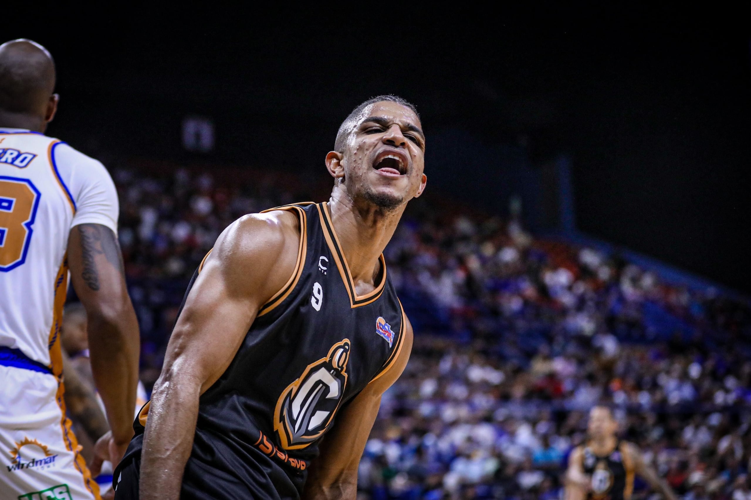Alfonso Plummer, de los Capitanes de Arecibo, celebra un triple en el partido del jueves ante los Vaqueros de Bayamón.