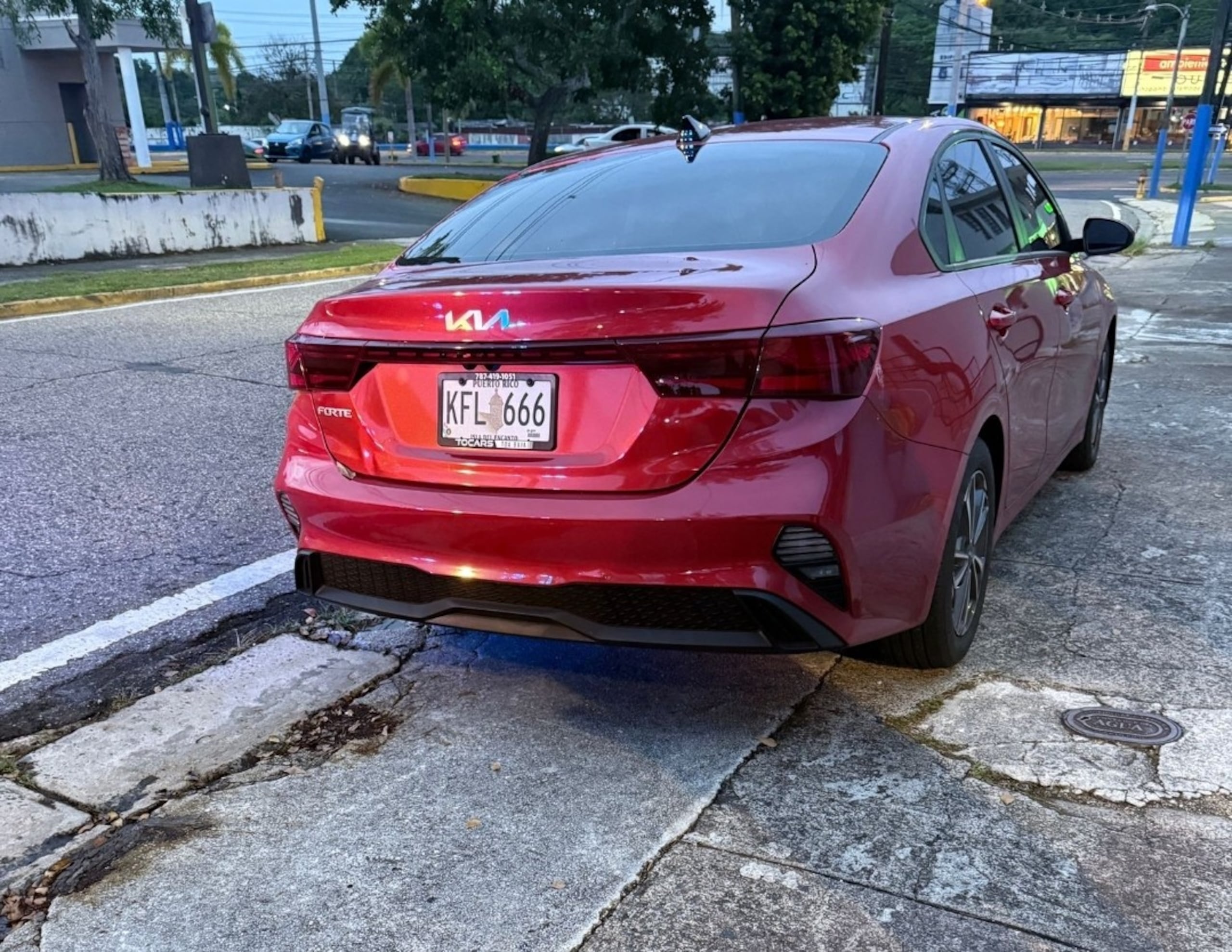 Kia Forte de 2023, con gravamen de desaparecido que le fue ocupado a un conductor en Manatí.