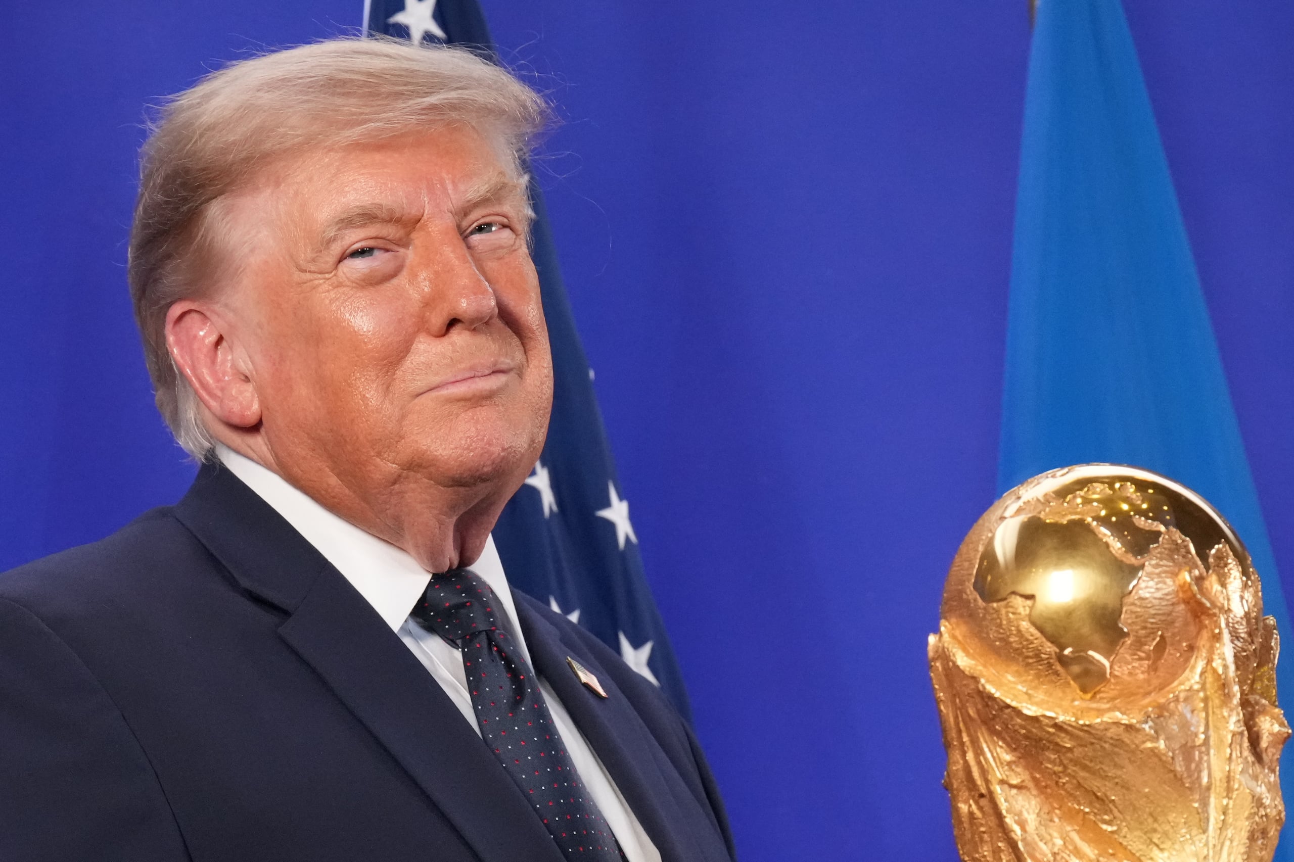 El presidente Donald Trump junto a la Copa.