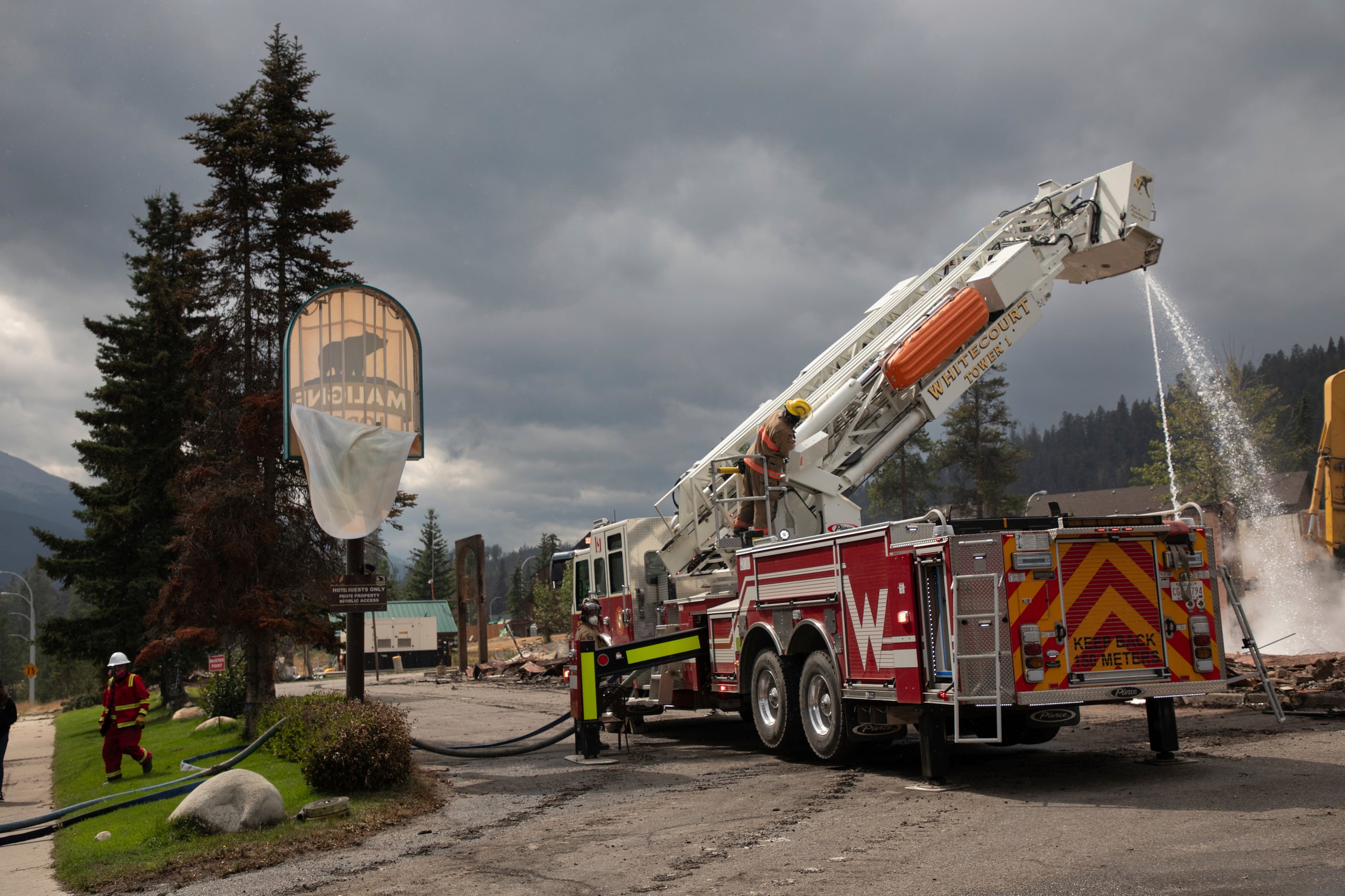 El lunes se ordenó el desalojo de más de 20,000 habitantes de la localidad y sus alrededores, enclavada en las Montañas Rocosas, en la provincia de Alberta, debido a la rápida propagación de los incendios forestales.