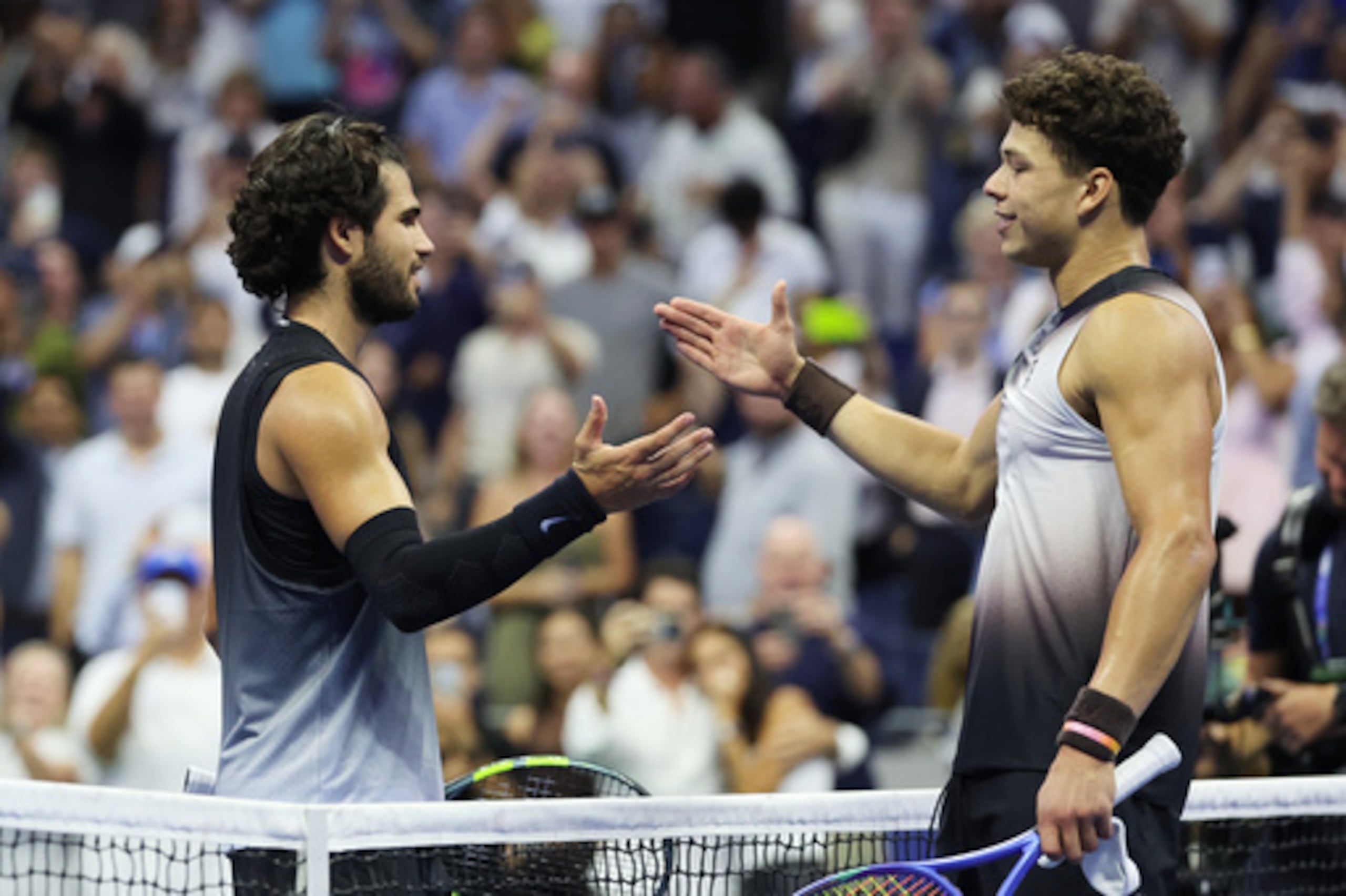 Ben Shelton (a la derecha) recibe las felicitaciones de Carlos Alcaraz tras su victoria en los cuartos de final del US Open, el miércoles 9 de septiembre de 2026, en Nueva York. (Foto AP/Heather Khalifa)