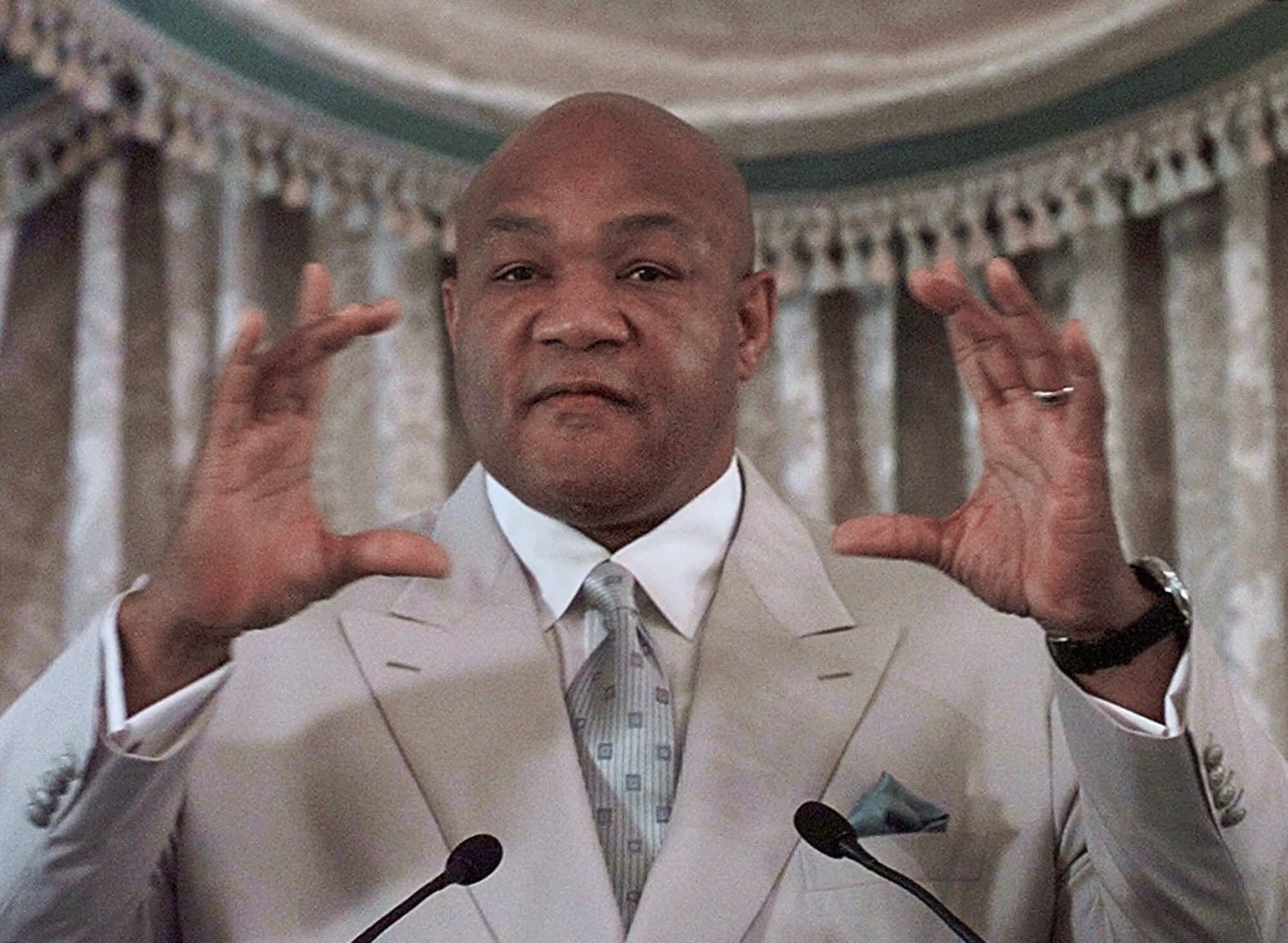 Tras perder el título ante Muhamad Ali en 1975 y retirarse, Foreman regresó al boxeo para convertirse en el campeón de los pesos pesados más viejo, al recuperar el cetro en el 1994 a los 45 años.