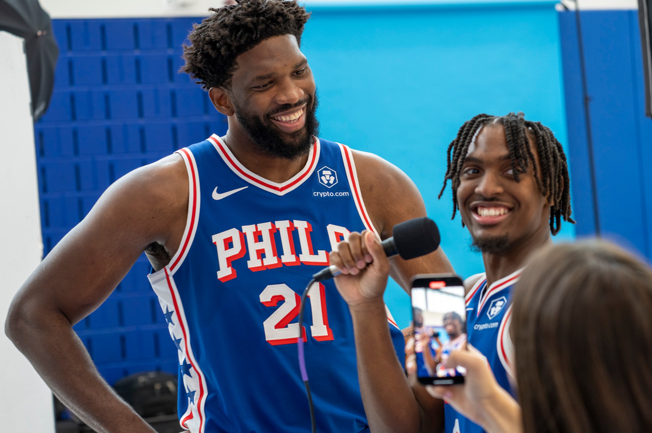 Joel Embiid, a la izquierda, durante el día de medios de la NBA.