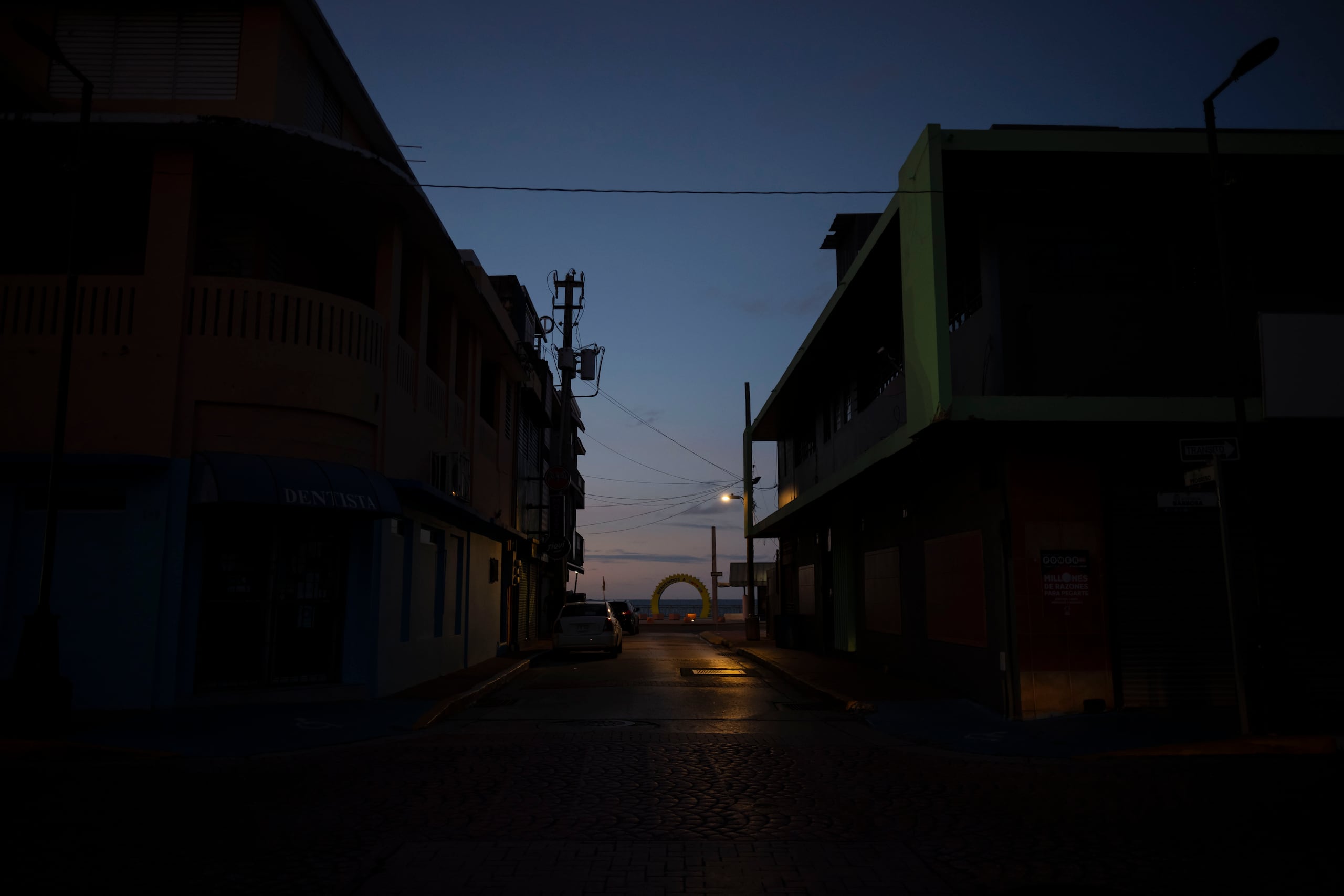 El Día de Año Viejo una avería en una línea soterrada de 230 mil voltios provocó el apagón en toda la isla a eso de las 5:30 de la mañana.