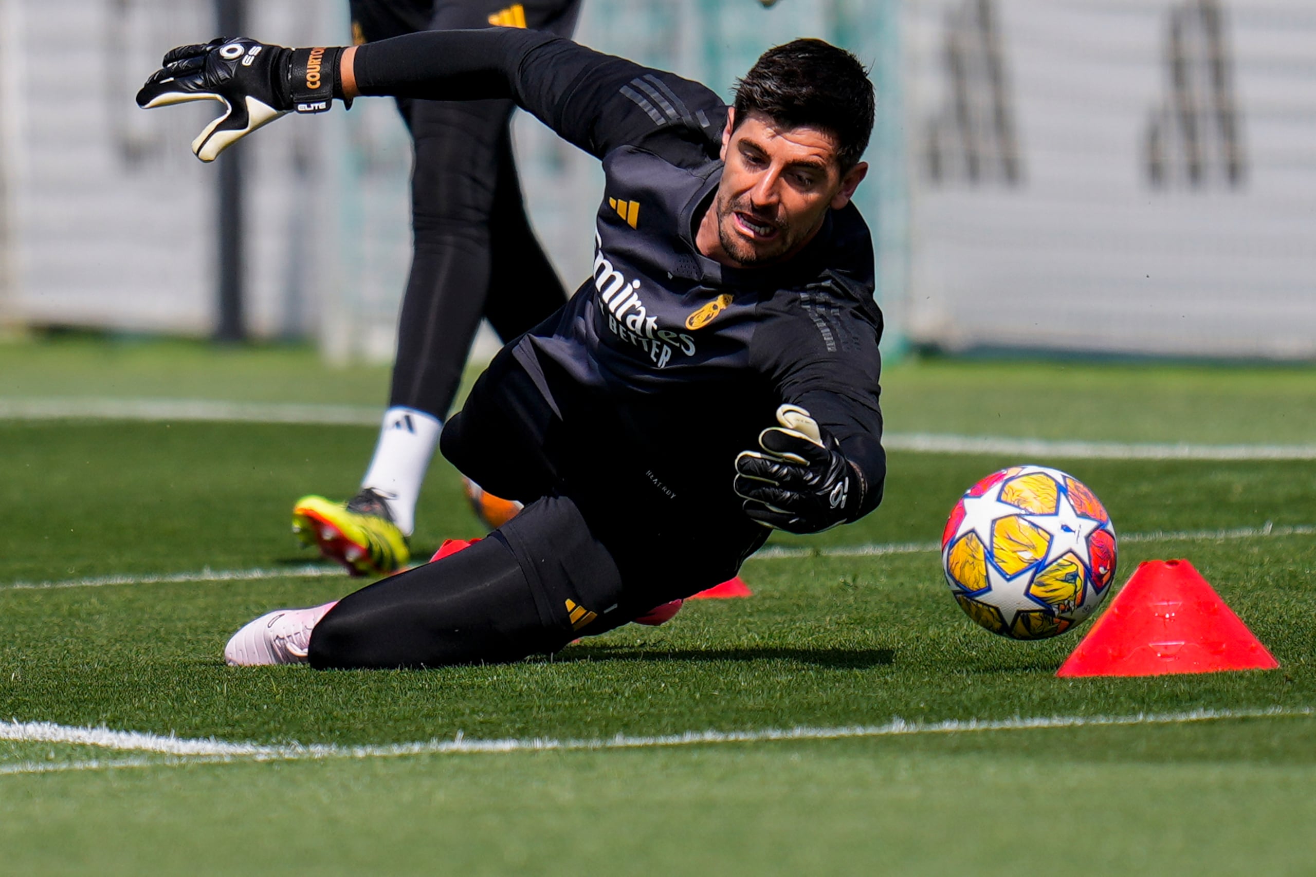 Thibaut Courtois, portero del Real Madrid, en el arco durante una práctica.