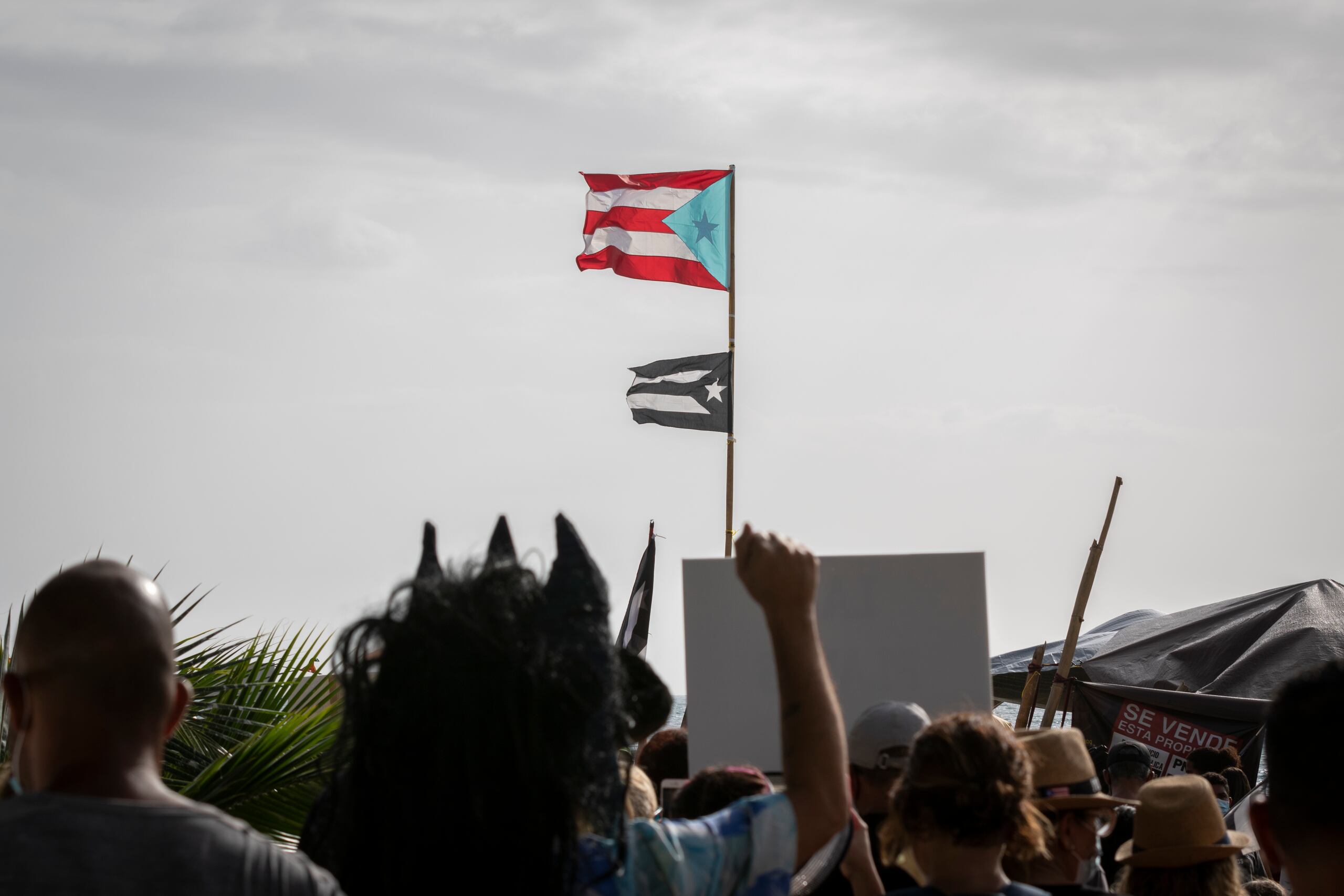En la manifestación los asistentes corearon consignas ‘Las playas no se venden, las playas se defienden’ y ‘Dile no, dile no, a Esencia dile no’, entre otros cánticos.