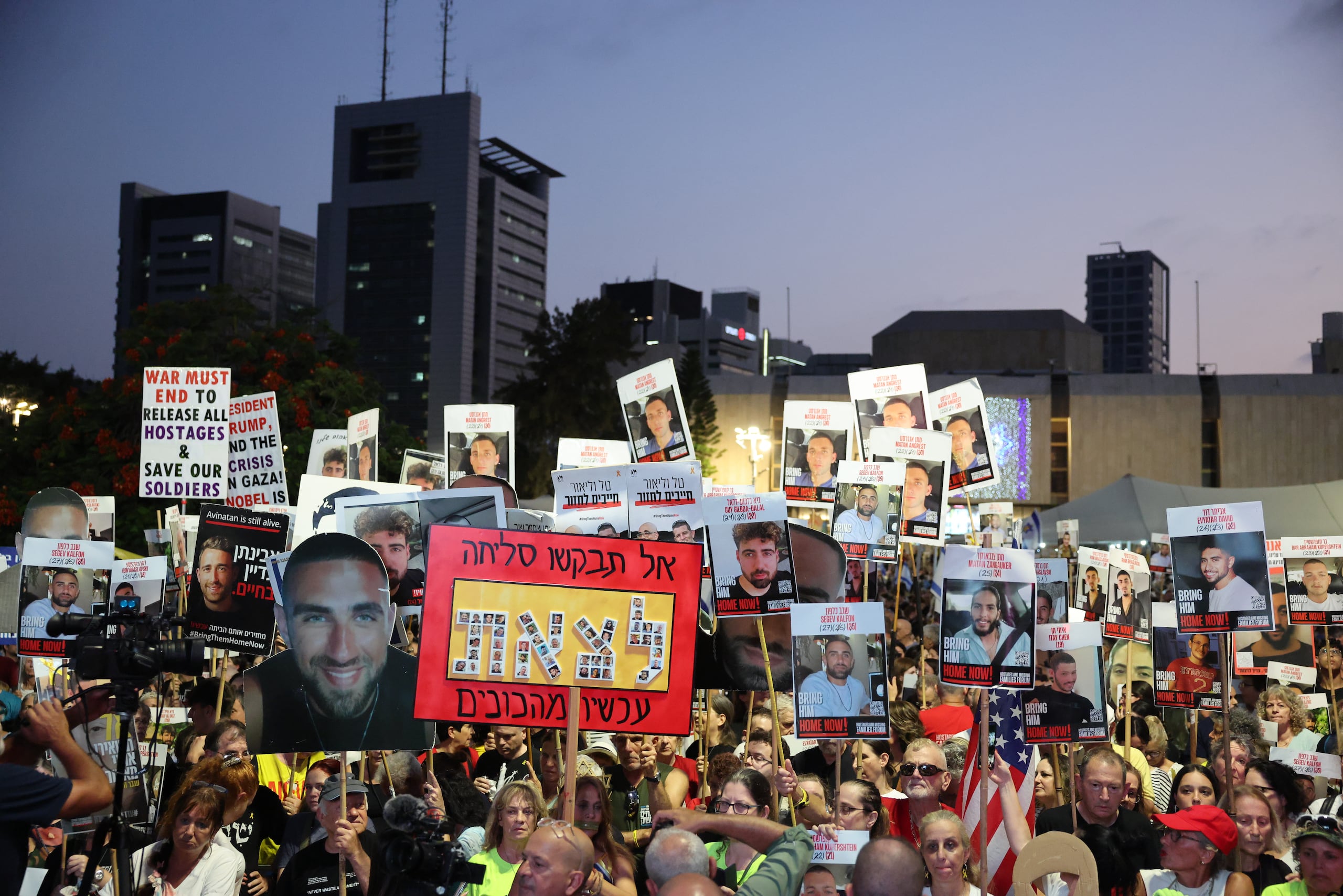 Según el Foro, que representa a la mayoría de los familiares de los secuestrados en los ataques de Hamás, más de 100,000 personas se sumaron hoy a la protesta semanal en la conocida como Plaza de los Rehenes de Tel Aviv.