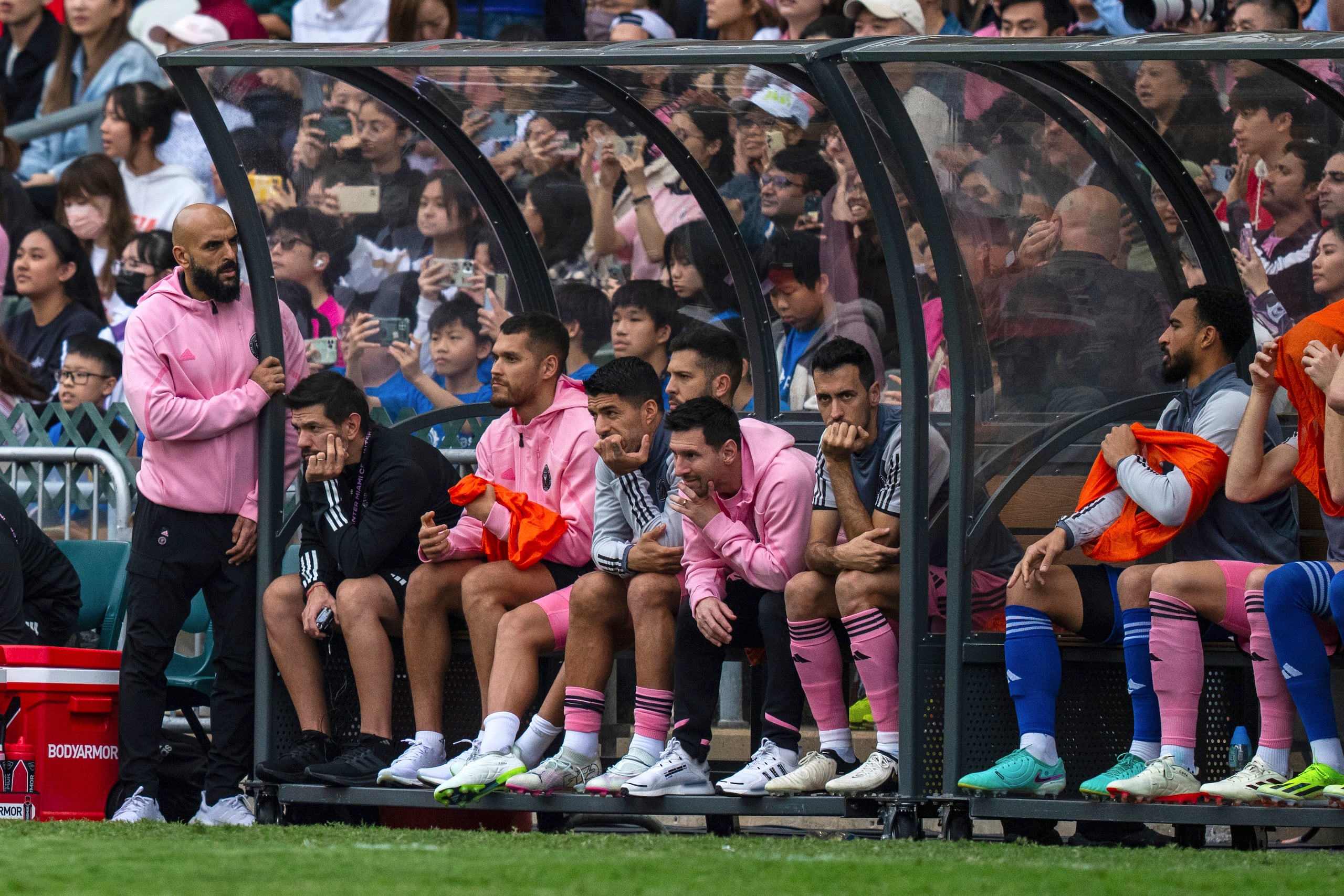 Lionel Messi del Inter Miami observa desde la banca el duelo amistoso ante un equipo de Hong Kong. Los organizadores decidieron reembolsar el 50% de los boletos del partido.